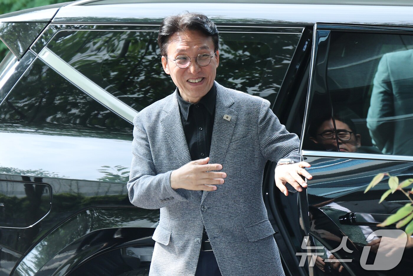 본문 이미지 - 김민석 국무총리 후보자가 18일 오전 서울 종로구 통의동 금융감독원 연수원에 마련된 인사청문회 준비 사무실로 출근을 하고 있다. 2025.6.18/뉴스1 ⓒ News1 임세영 기자