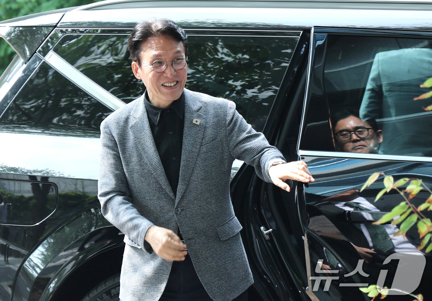 본문 이미지 - 김민석 국무총리 후보자가 18일 오전 서울 종로구 통의동 금융감독원 연수원에 마련된 인사청문회 준비 사무실로 출근을 하고 있다. 2025.6.18/뉴스1 ⓒ News1 임세영 기자