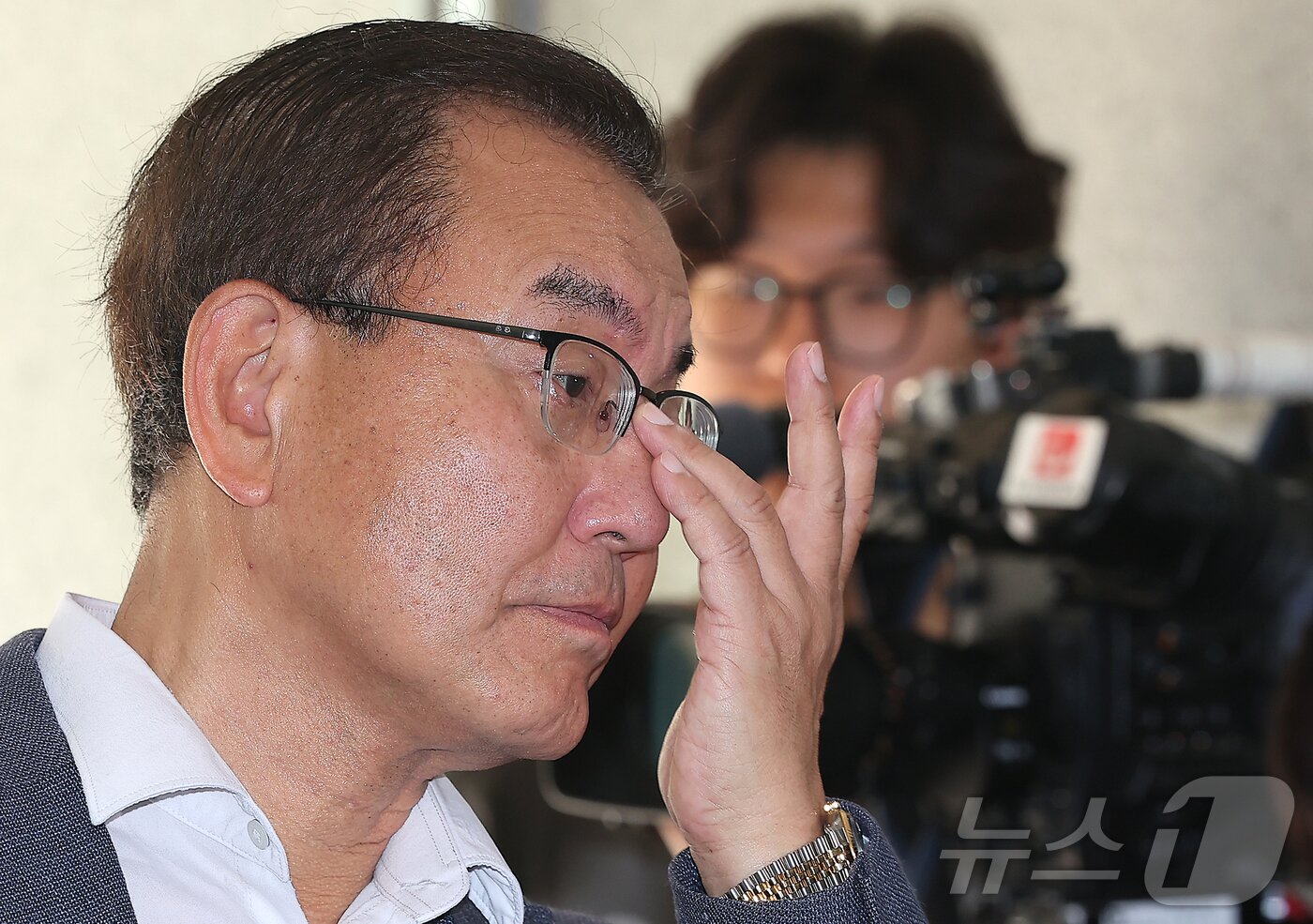 본문 이미지 - 순직 해병 수사 방해 의혹 사건을 수사하는 이명현 특별검사가 18일 오전 서울 서초구 사무실로 출근하며 취재진의 질문을 듣고 있다. 2025.6.18/뉴스1 ⓒ News1 김진환 기자