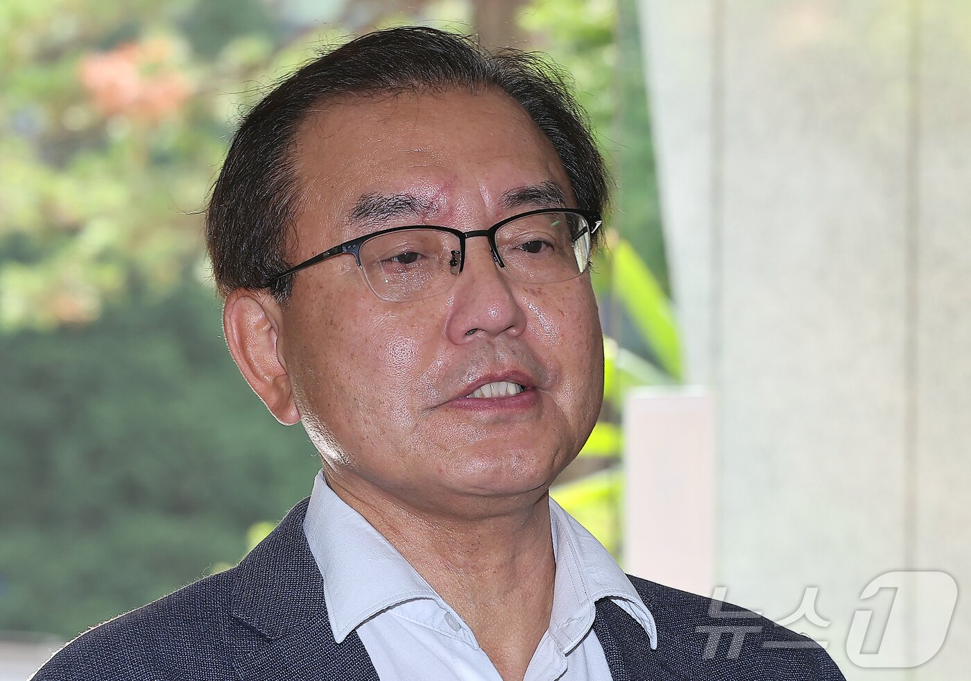 본문 이미지 - 순직 해병 수사 방해 의혹 사건을 수사하는 이명현 특별검사가 18일 오전 서울 서초구 사무실로 출근하며 취재진의 질문에 답하고 있다. 2025.6.18/뉴스1 ⓒ News1 김진환 기자