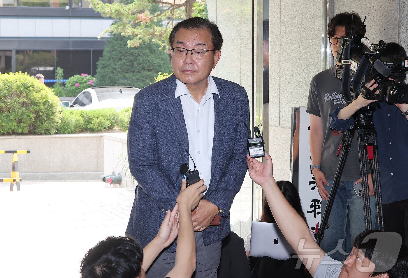 본문 이미지 - 순직 해병 수사 방해 의혹 사건을 수사하는 이명현 특별검사가 18일 오전 서울 서초구 사무실로 출근하며 취재진의 질문을 듣고 있다. 2025.6.18/뉴스1 ⓒ News1 김진환 기자