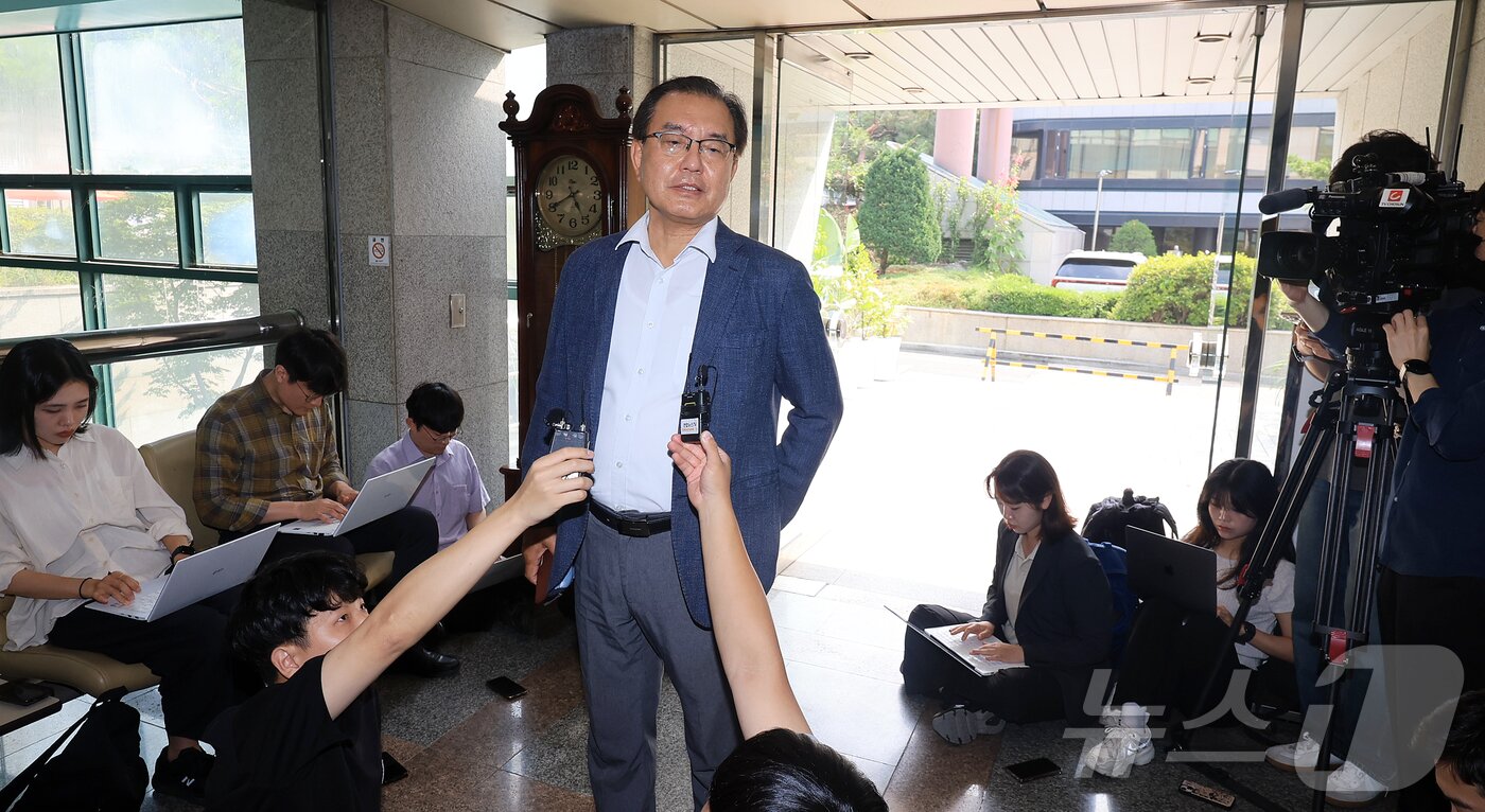 본문 이미지 - 순직 해병 수사 방해 의혹 사건을 수사하는 이명현 특별검사가 18일 오전 서울 서초구 사무실로 출근하며 취재진의 질문에 답하고 있다. 2025.6.18/뉴스1 ⓒ News1 김진환 기자