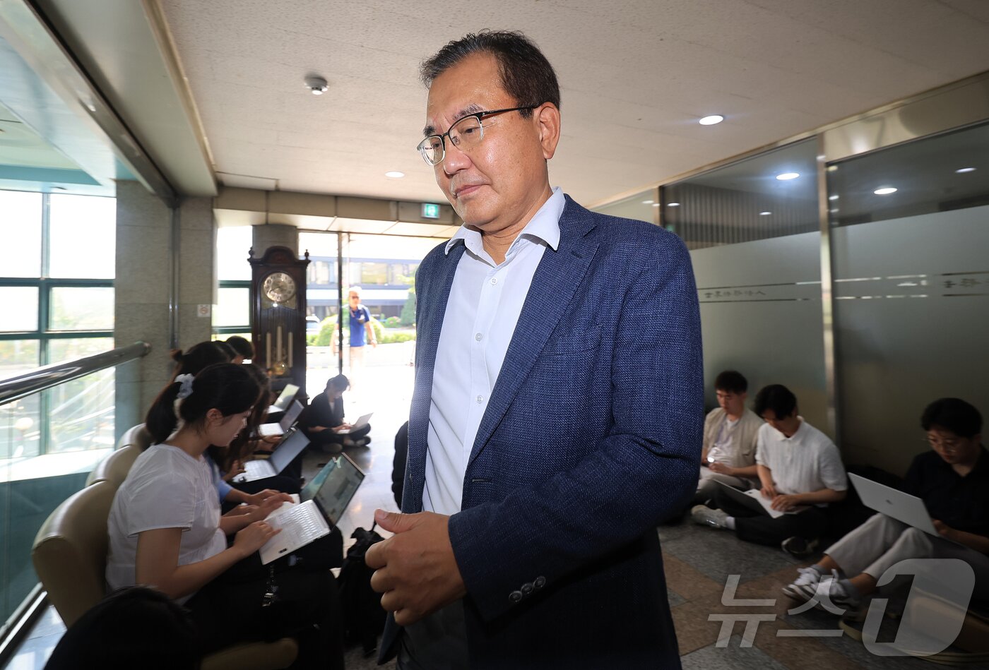 본문 이미지 - 순직 해병 수사 방해 의혹 사건을 수사하는 이명현 특별검사가 18일 오전 서울 서초구 사무실로 출근하고 있다. 2025.6.18/뉴스1 ⓒ News1 김진환 기자