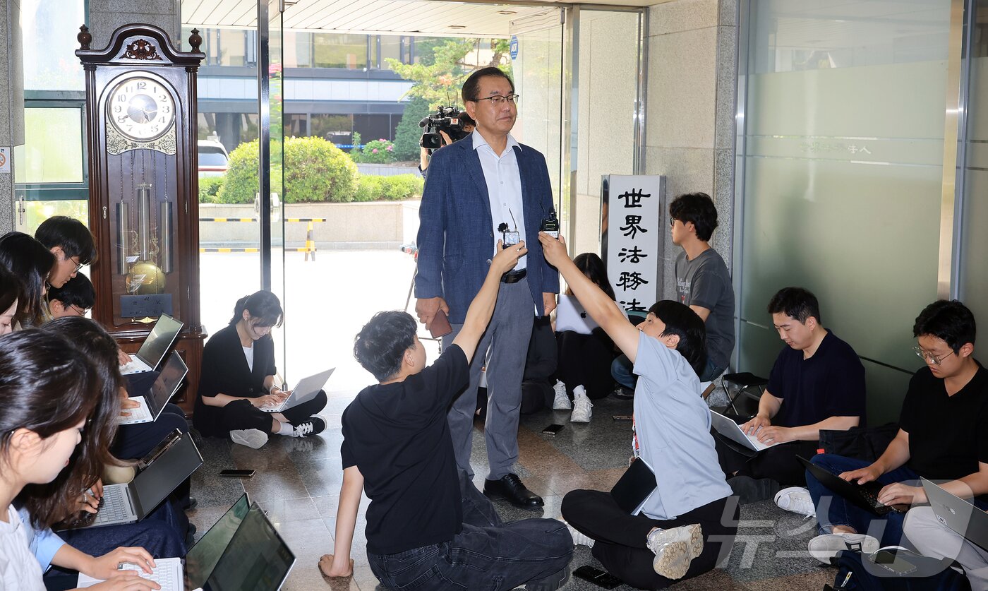 본문 이미지 - 순직 해병 수사 방해 의혹 사건을 수사하는 이명현 특별검사가 18일 오전 서울 서초구 사무실로 출근하며 취재진의 질문에 답하고 있다. 2025.6.18/뉴스1 ⓒ News1 김진환 기자