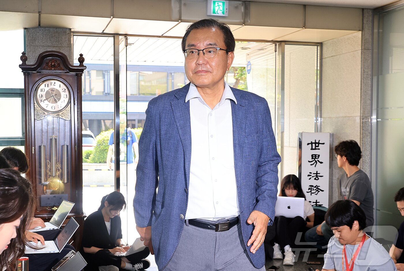 본문 이미지 - 순직 해병 수사 방해 의혹 사건을 수사하는 이명현 특별검사가 18일 오전 서울 서초구 사무실로 출근하고 있다. 2025.6.18/뉴스1 ⓒ News1 김진환 기자