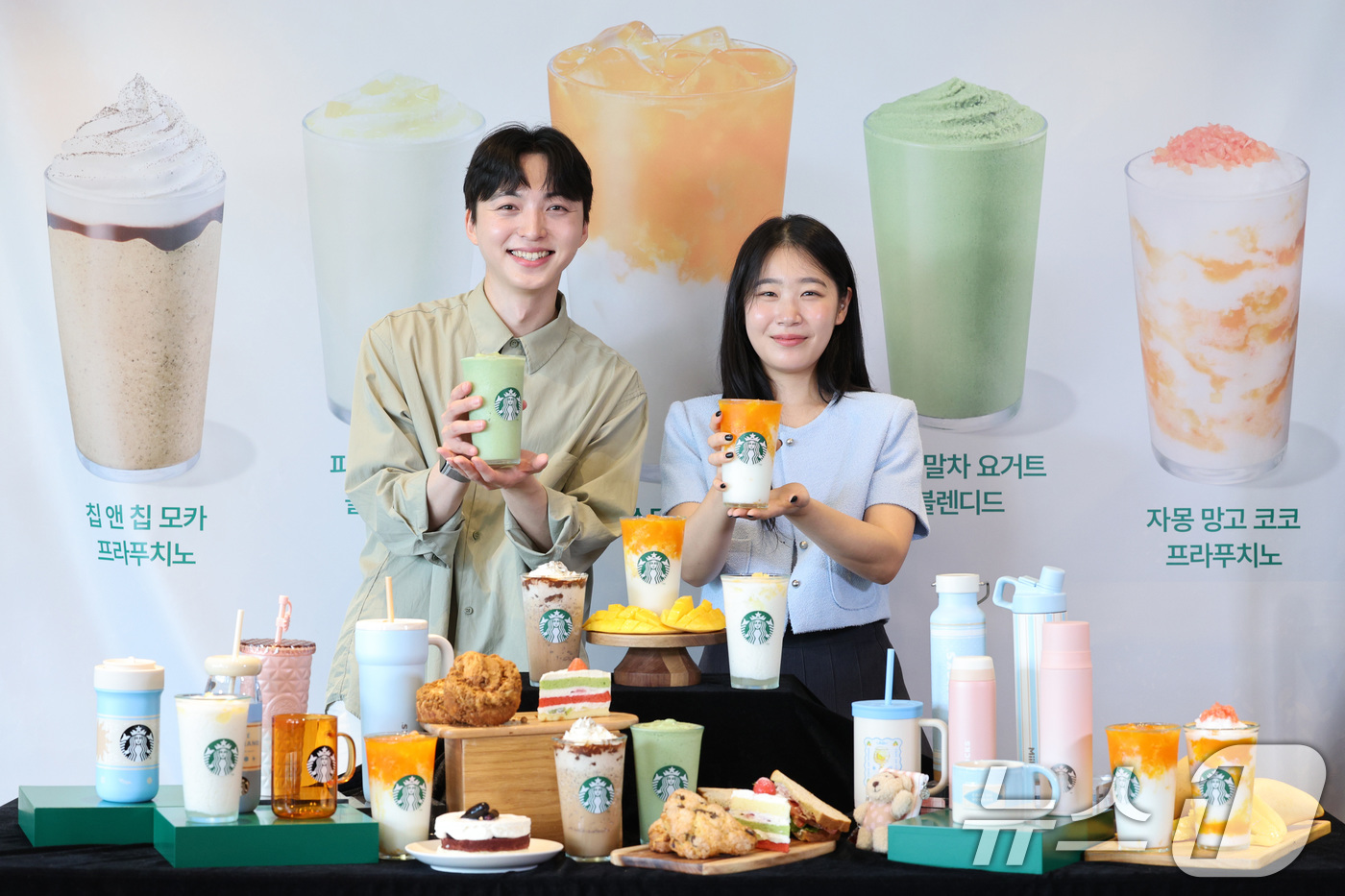 (서울=뉴스1) 신웅수 기자 = 18일 서울 용산구 스타벅스 서울역 아카데미에서 직원들이 여름 신메뉴를 선보이고 있다.스타벅스는 여름을 맞아 망고를 활용한 라떼 음료를 포함해 요거 …