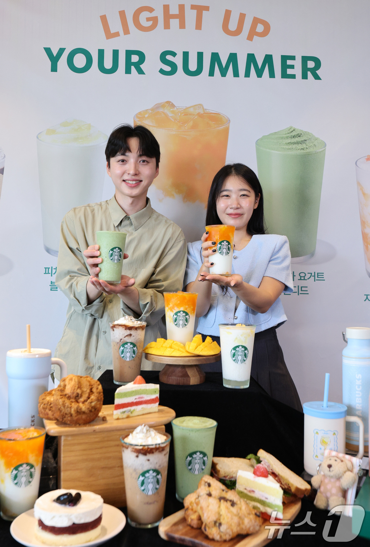 (서울=뉴스1) 신웅수 기자 = 18일 서울 용산구 스타벅스 서울역 아카데미에서 직원들이 여름 신메뉴를 선보이고 있다.스타벅스는 여름을 맞아 망고를 활용한 라떼 음료를 포함해 요거 …