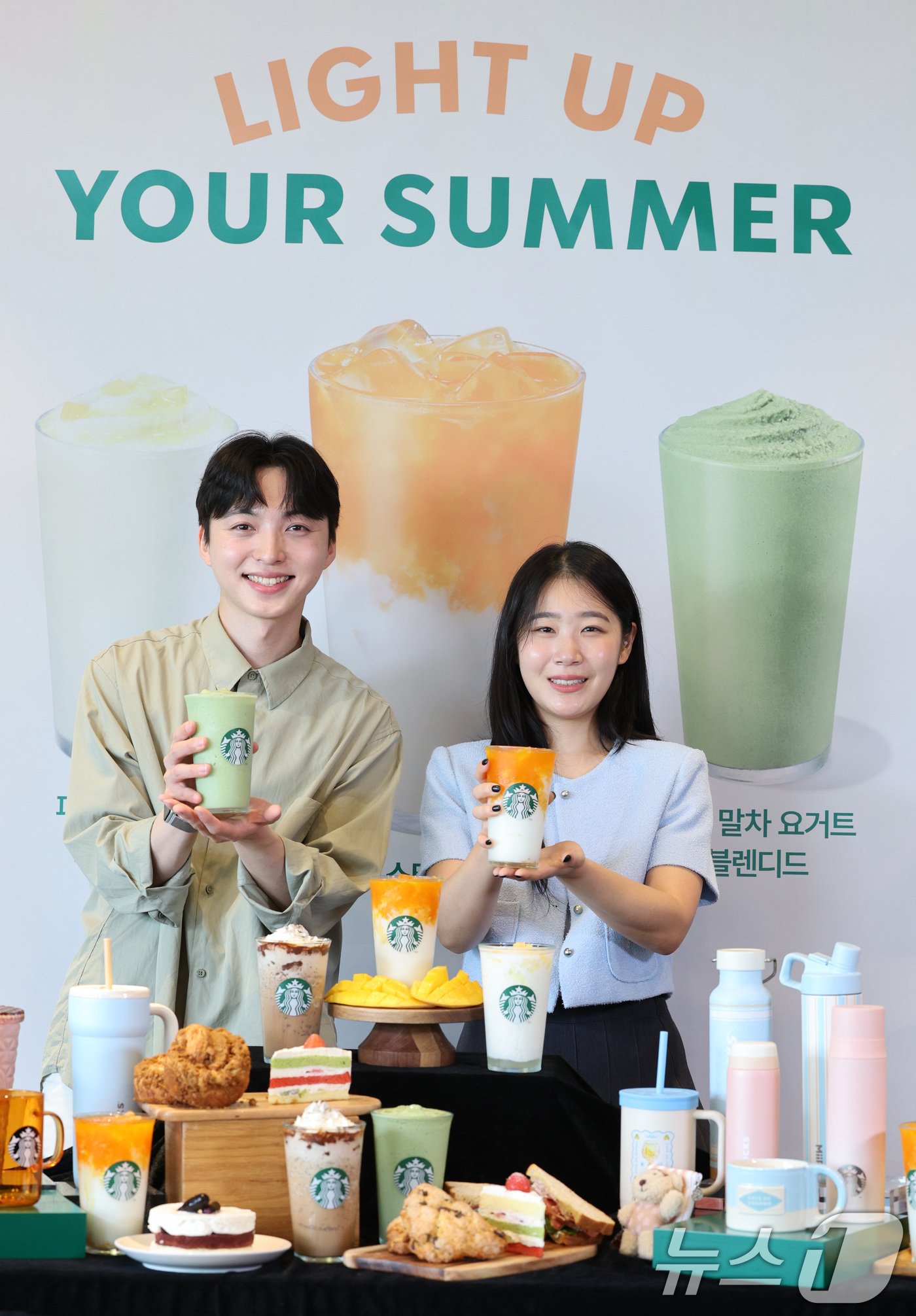 (서울=뉴스1) 신웅수 기자 = 18일 서울 용산구 스타벅스 서울역 아카데미에서 직원들이 여름 신메뉴를 선보이고 있다.스타벅스는 여름을 맞아 망고를 활용한 라떼 음료를 포함해 요거 …