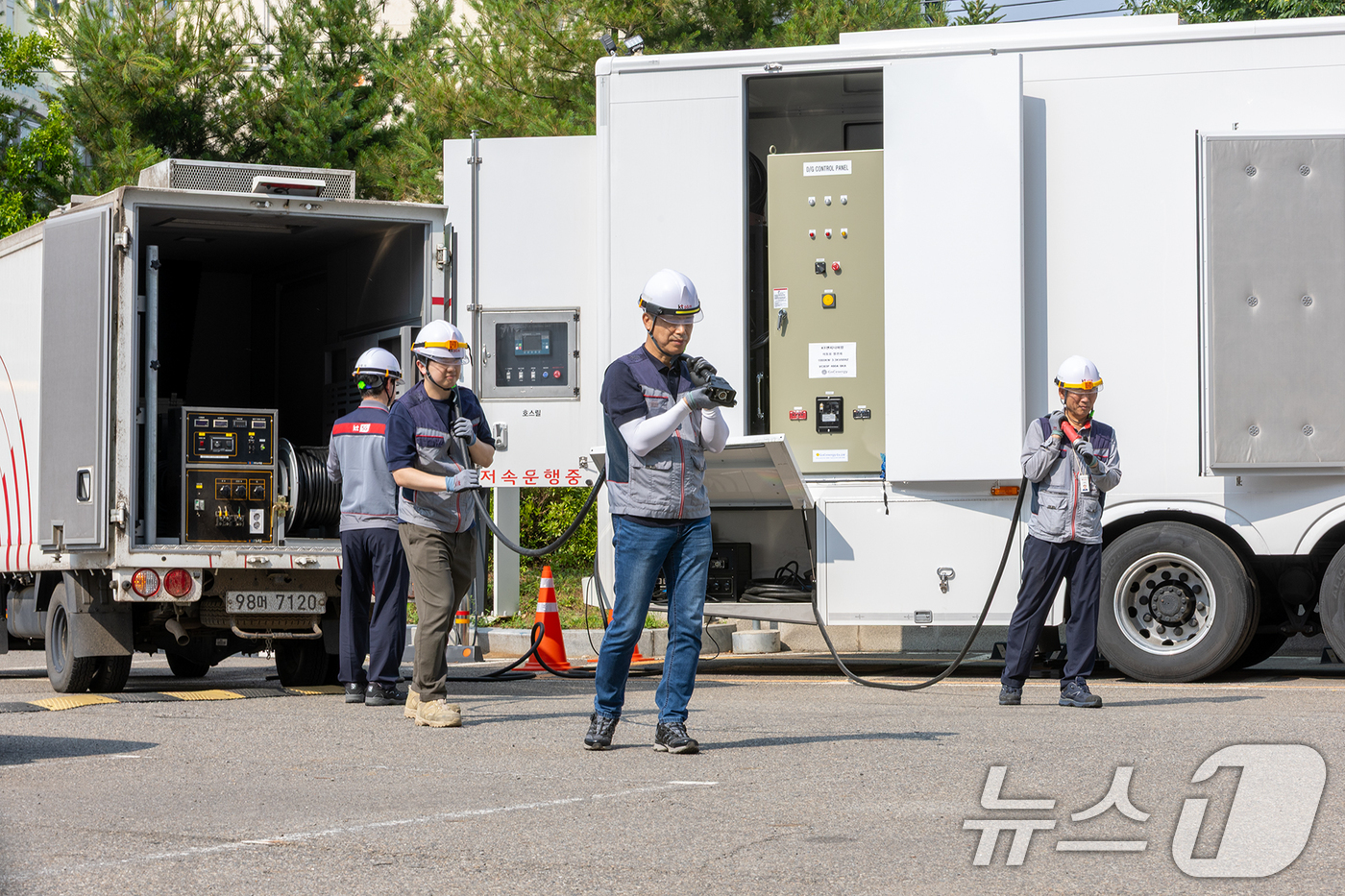 (서울=뉴스1) = KT가 본격적인 우기철을 대비해 전국 2만여 개소 주요 통신시설에 대한 종합안전점검을 실시했다고 18일 밝혔다.직원들이 서울 구로 국사에서 종합안전점검과 연계해 …