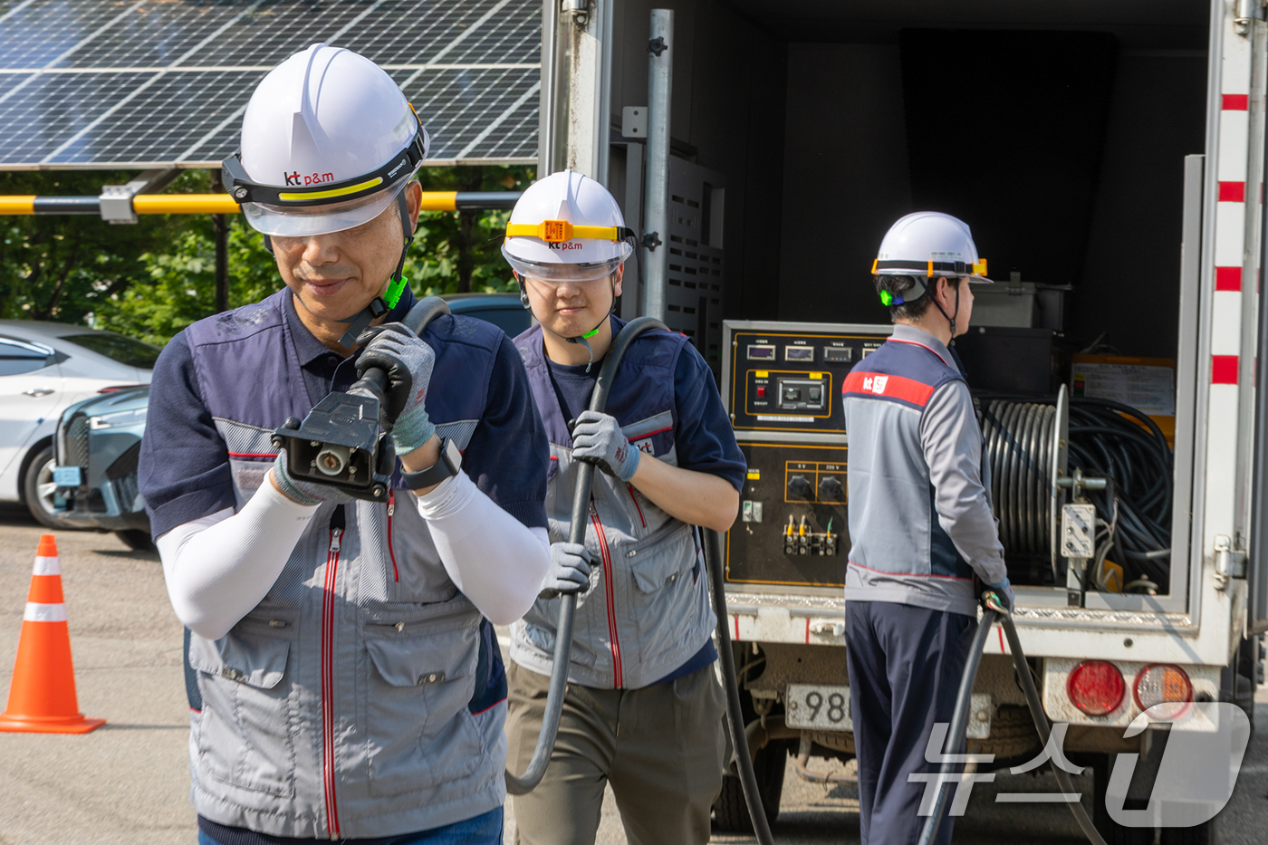 (서울=뉴스1) = KT가 본격적인 우기철을 대비해 전국 2만여 개소 주요 통신시설에 대한 종합안전점검을 실시했다고 18일 밝혔다.직원들이 서울 구로 국사에서 종합안전점검과 연계해 …