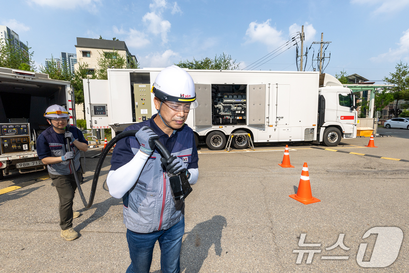 (서울=뉴스1) = KT가 본격적인 우기철을 대비해 전국 2만여 개소 주요 통신시설에 대한 종합안전점검을 실시했다고 18일 밝혔다.직원들이 서울 구로 국사에서 종합안전점검과 연계해 …