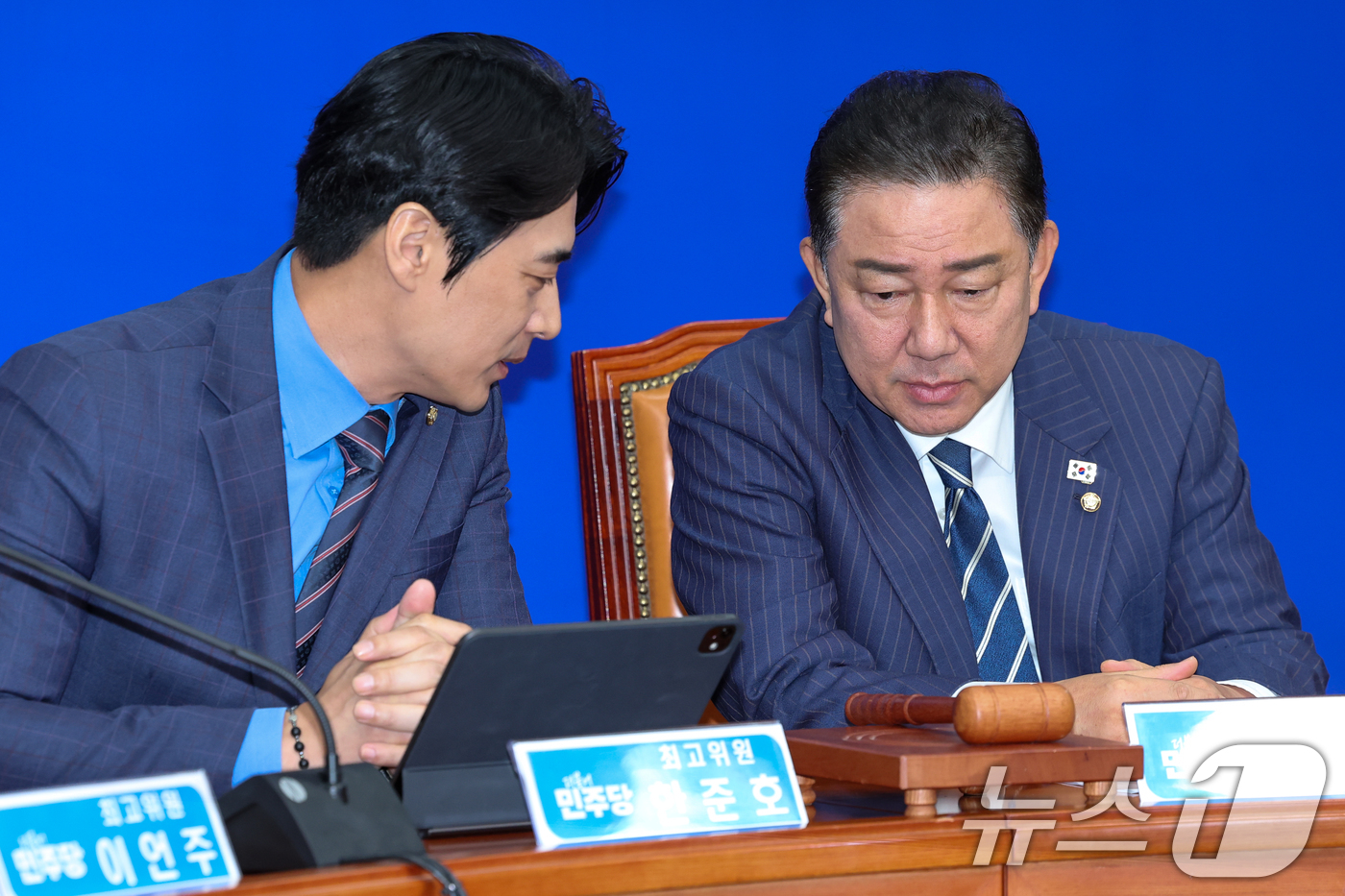 (서울=뉴스1) 안은나 기자 = 김병기 더불어민주당 대표 직무대행 겸 원내대표(오른쪽)와 한준호 최고위원이 18일 오전 서울 여의도 국회에서 열린 최고위원회의에 참석해 대화하고 있 …