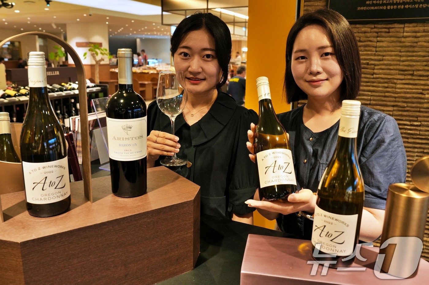 (서울=뉴스1) = 롯데백화점이 오는 20일부터 전 점포에서 '롯데 와인 위크'를 진행한다고 18일 밝혔다.모델들이 서울 중구 소공동 본점에서 와인을 소개하고 있다. (롯데쇼핑 제 …