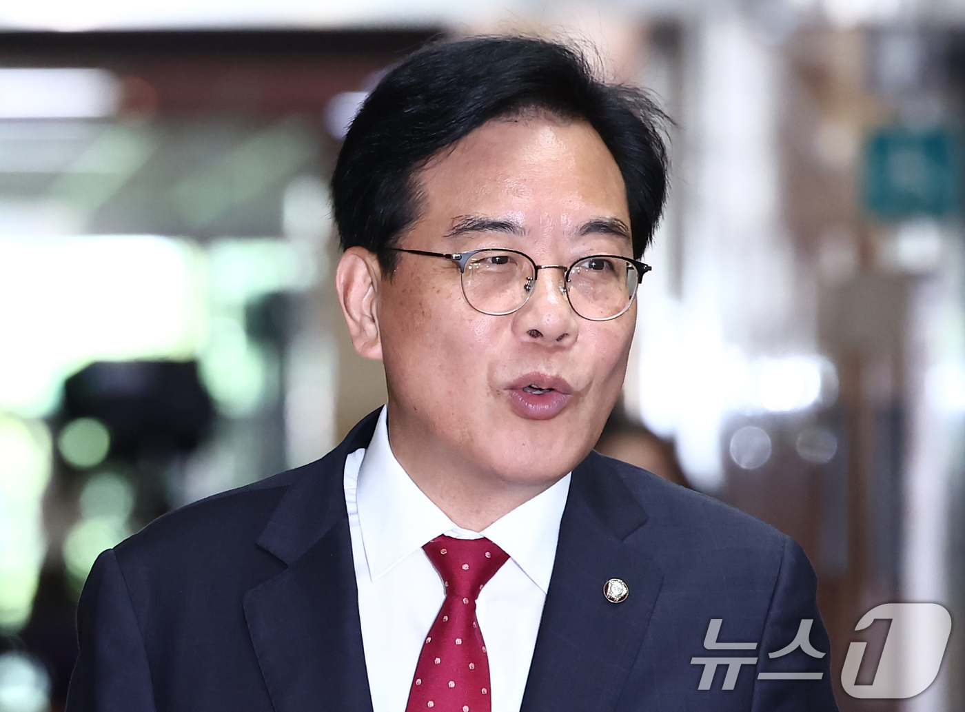 (서울=뉴스1) 김민지 기자 = 송언석 국민의힘 원내대표가 18일 오전 서울 여의도 국회에서 열린 4선 이상 의원 간담회에 참석하기 위해 이동하고 있다. 2025.6.18/뉴스1