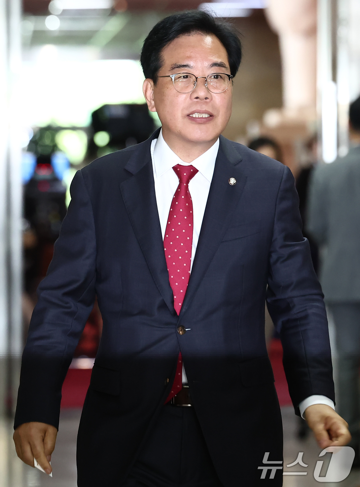 (서울=뉴스1) 김민지 기자 = 송언석 국민의힘 원내대표가 18일 오전 서울 여의도 국회에서 열린 4선 이상 의원 간담회에 참석하기 위해 이동하고 있다. 2025.6.18/뉴스1