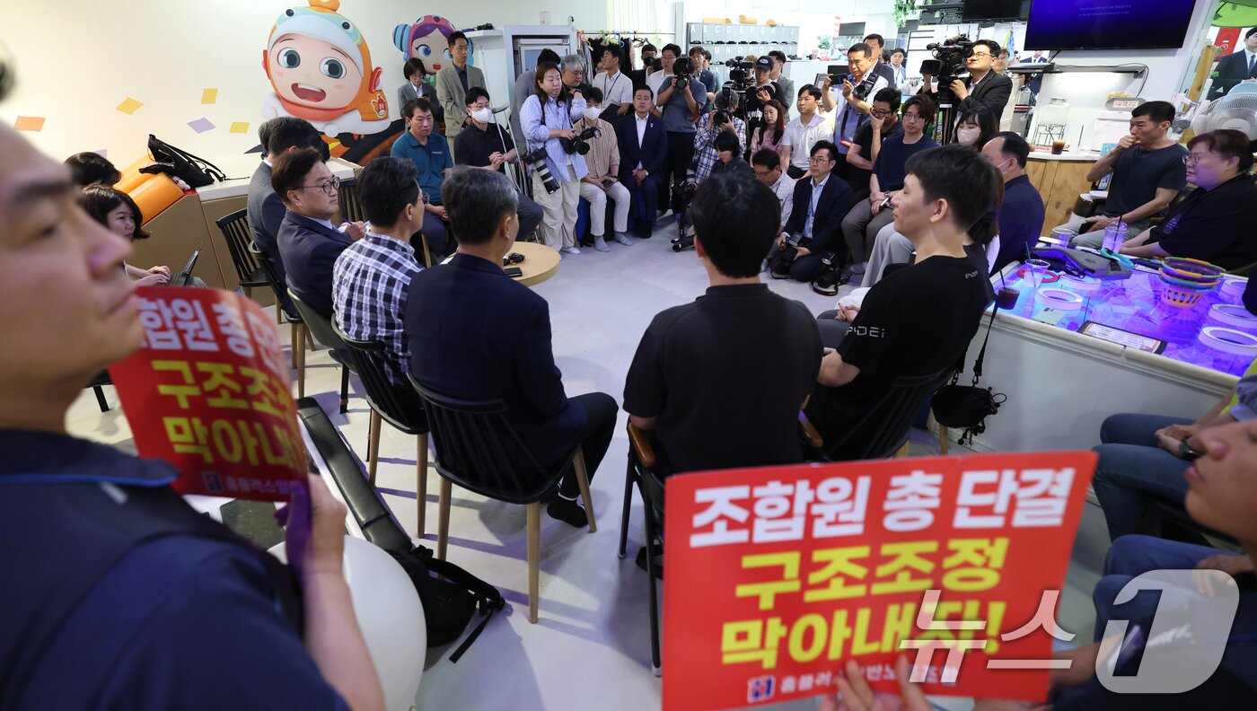 본문 이미지 - 우원식 국회의장이 18일 서울 노원구 홈플러스 중계점에서 열린 입점점주협의회에 참석해 점주들의 애로사항을 듣고 있다. 2025.6.18/뉴스1 ⓒ News1 권현진 기자