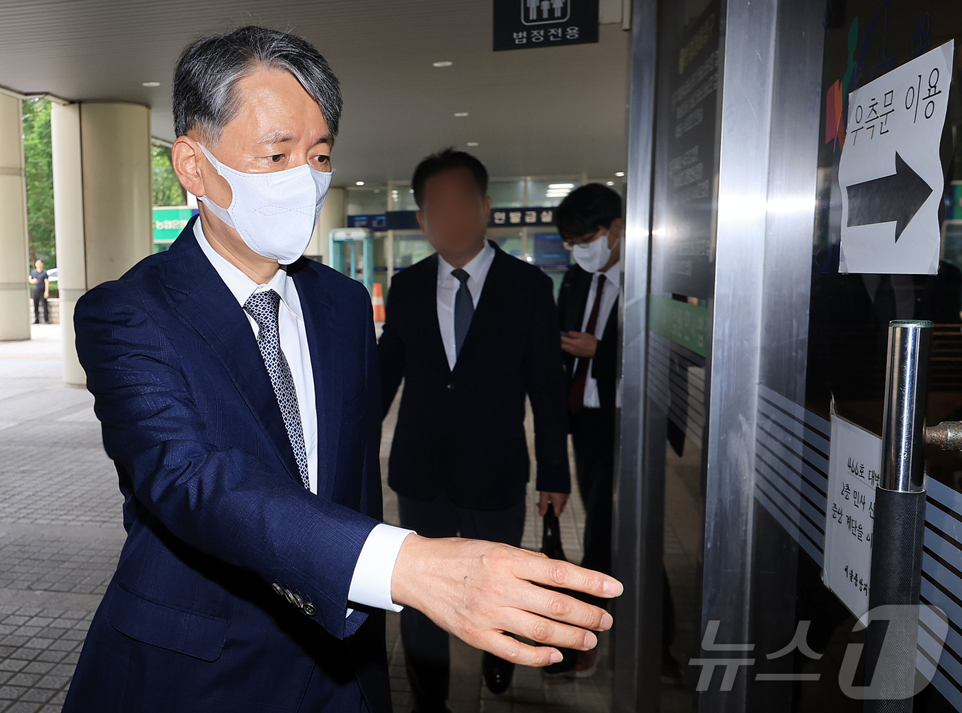 (서울=뉴스1) 김진환 기자 = '12·3 비상계엄' 사태 관련 내란중요임무종사 등 혐의로 기소된 조지호 전 경찰청장이 18일 오전 서울 서초구 서울중앙지방법원에서 열린 공판에 출 …