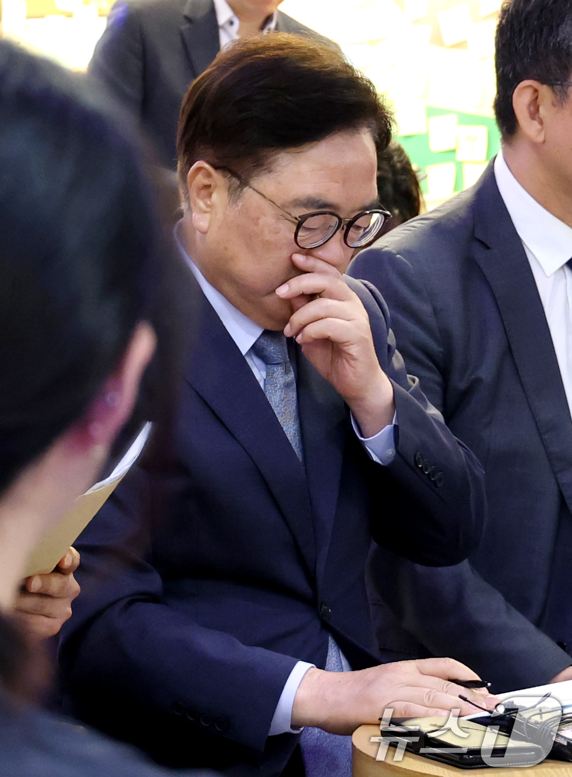 (서울=뉴스1) 권현진 기자 = 우원식 국회의장이 18일 서울 노원구 홈플러스 중계점에서 열린 입점점주협의회에 참석해 점주들의 애로사항을 들으며 생각에 잠겨있다. 2025.6.18 …