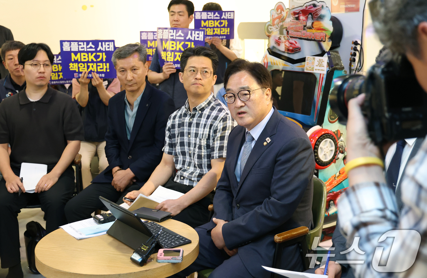 (서울=뉴스1) 권현진 기자 = 우원식 국회의장이 18일 서울 노원구 홈플러스 중계점에서 열린 입점점주협의회에 참석해 모두발언을 하고 있다. 2025.6.18/뉴스1