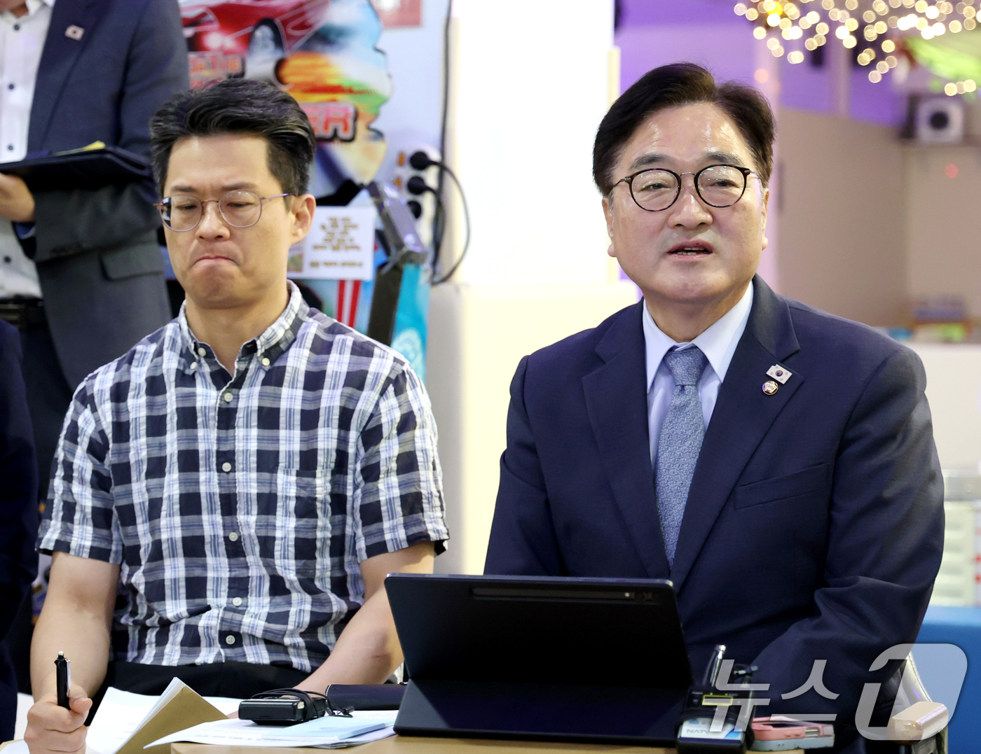 (서울=뉴스1) 권현진 기자 = 우원식 국회의장(오른쪽)이 18일 서울 노원구 홈플러스 중계점에서 열린 입점점주협의회에 참석해 점주들과 소통하고 있다. 2025.6.18/뉴스1