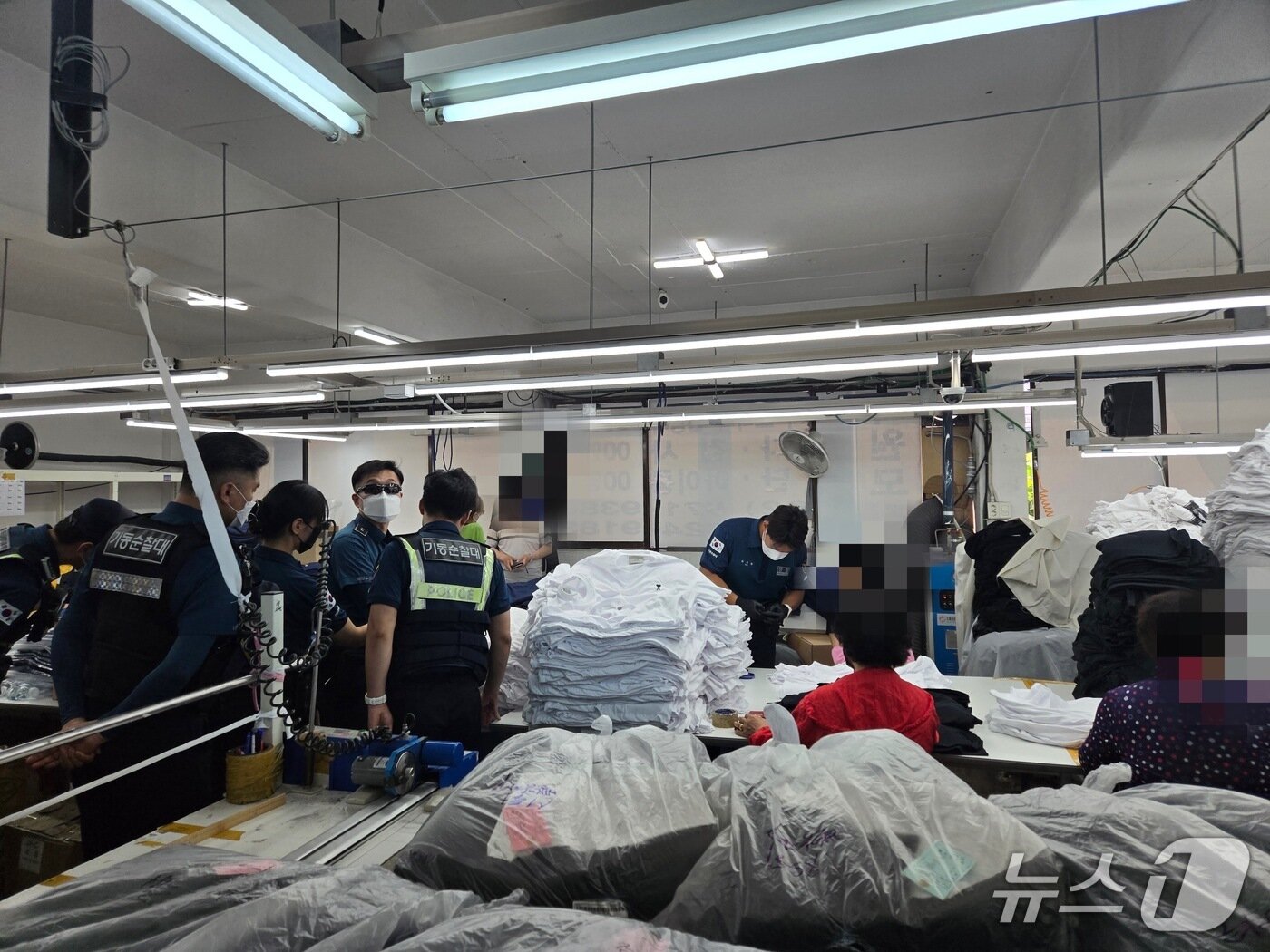 본문 이미지 - 서울경찰청 기동순찰4대가 지난 9일 서울 중랑구 일대에서 유명 의류 브랜드 가품 제조공장을 단속하고 있는 모습. 2025.06.18/뉴스1(서울청 기동순찰4대 제공)