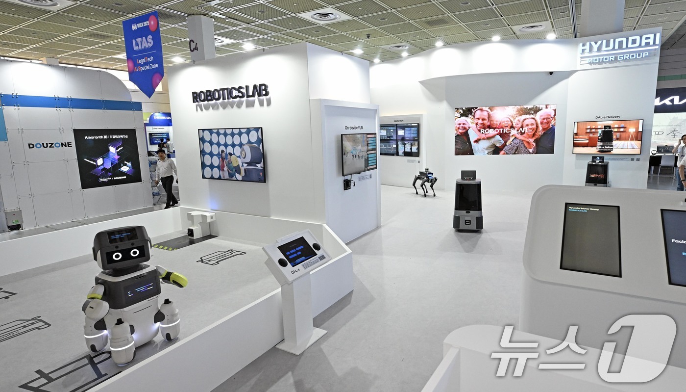 (서울=뉴스1) = 현대차그룹은 오는 20일까지 서울 강남구 코엑스에서 열리는 인공지능 엑스포 'MARS 2025'에 로보틱스랩과 기아 부스를 각각 마련하고 인공지능을 활용한 다양 …