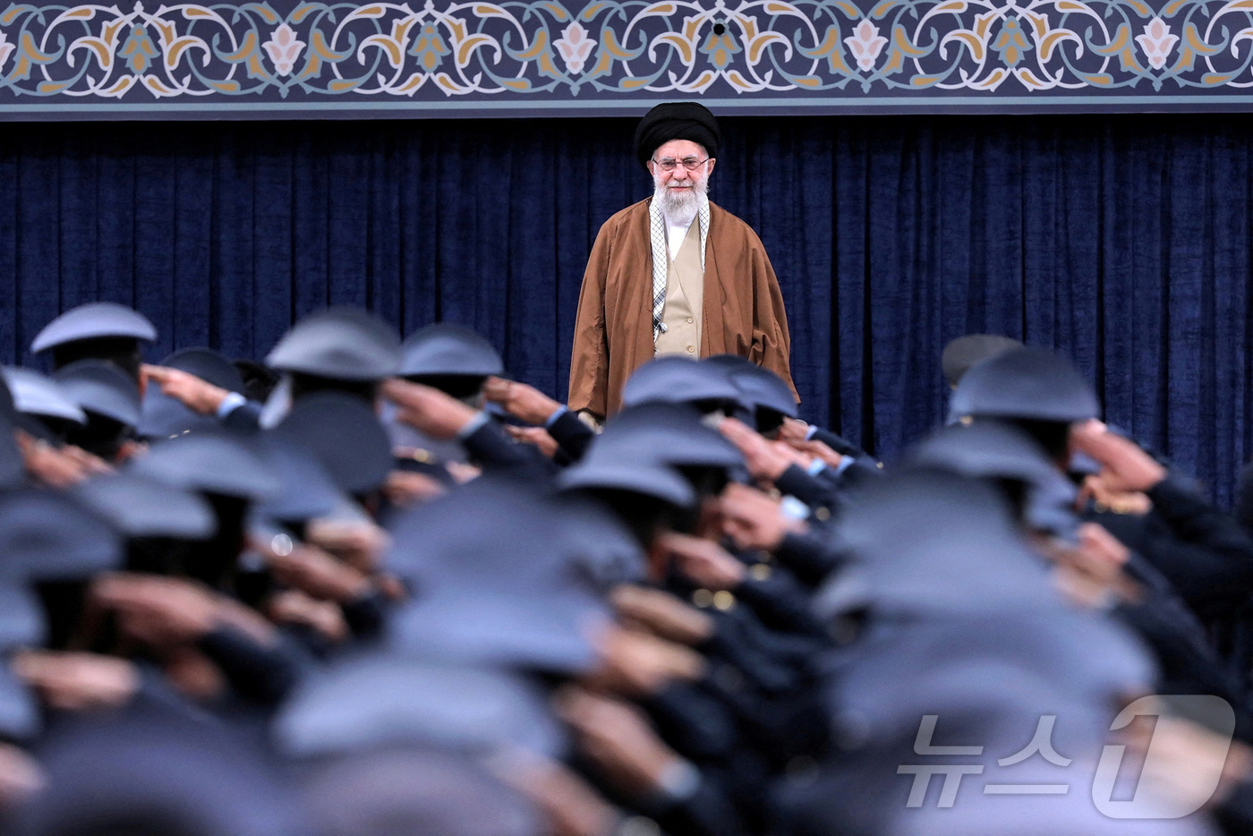 (테헤란 로이터=뉴스1) 김예슬 기자 = 지난 2월7일(현지시간) 이란 테헤란에서 열린 회의에서 공군 장교들이 경례하는 가운데 아야톨라 알리 하메네이 이란 최고지도자가 서 있다. …