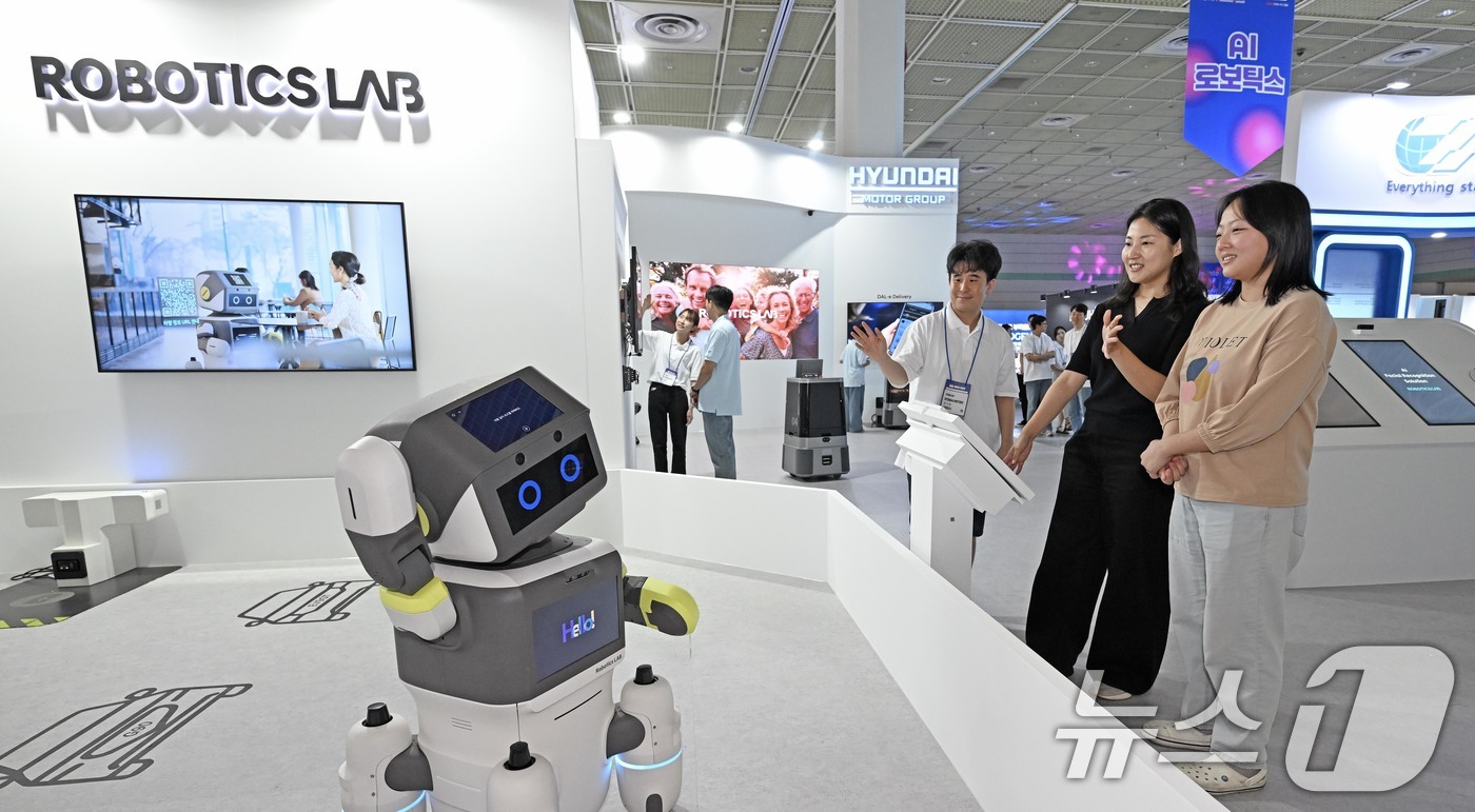 (서울=뉴스1) = 현대차그룹은 오는 20일까지 서울 강남구 코엑스에서 열리는 인공지능 엑스포 'MARS 2025'에 로보틱스랩과 기아 부스를 각각 마련하고 인공지능을 활용한 다양 …