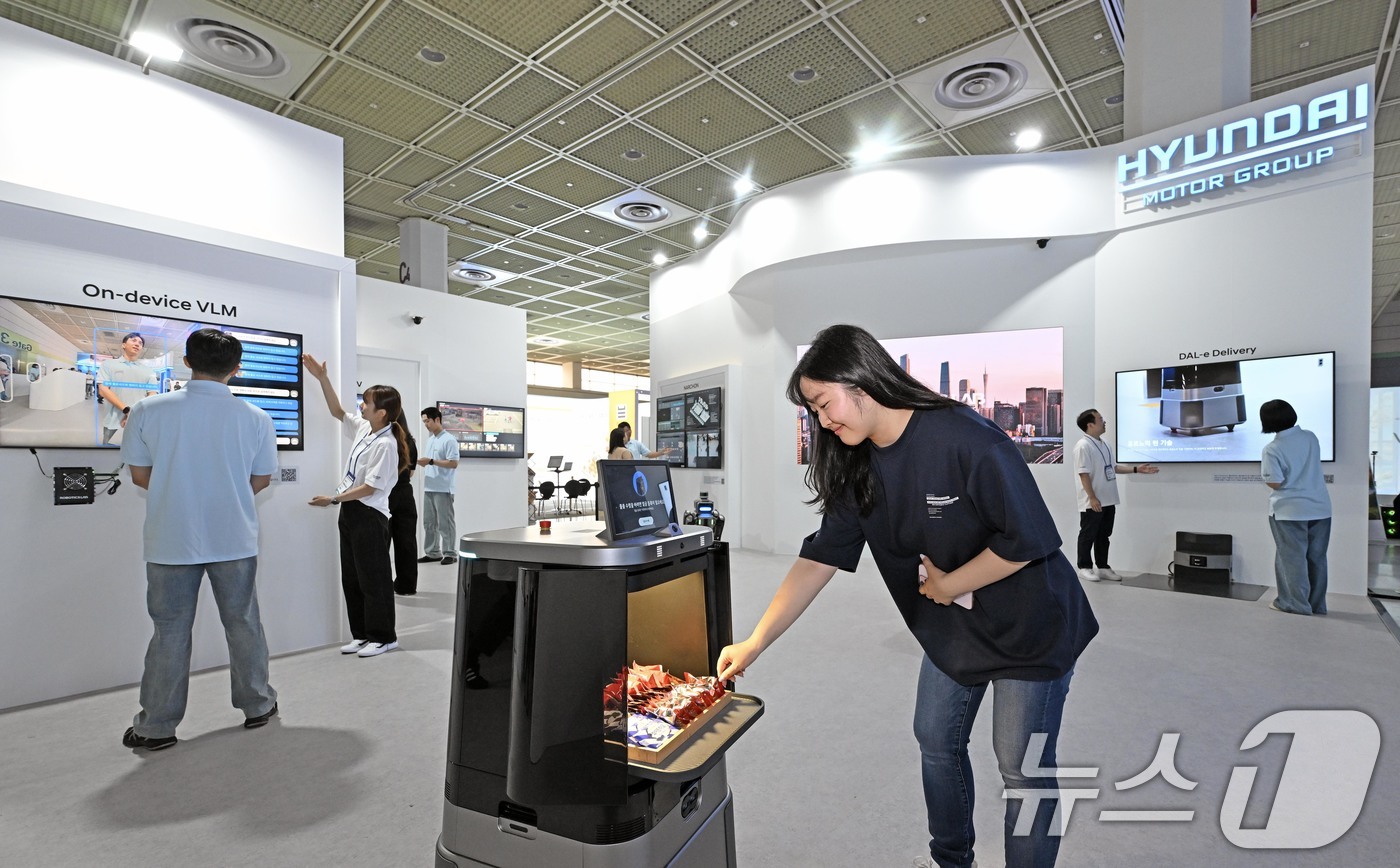 (서울=뉴스1) = 현대차그룹은 오는 20일까지 서울 강남구 코엑스에서 열리는 인공지능 엑스포 'MARS 2025'에 로보틱스랩과 기아 부스를 각각 마련하고 인공지능을 활용한 다양 …