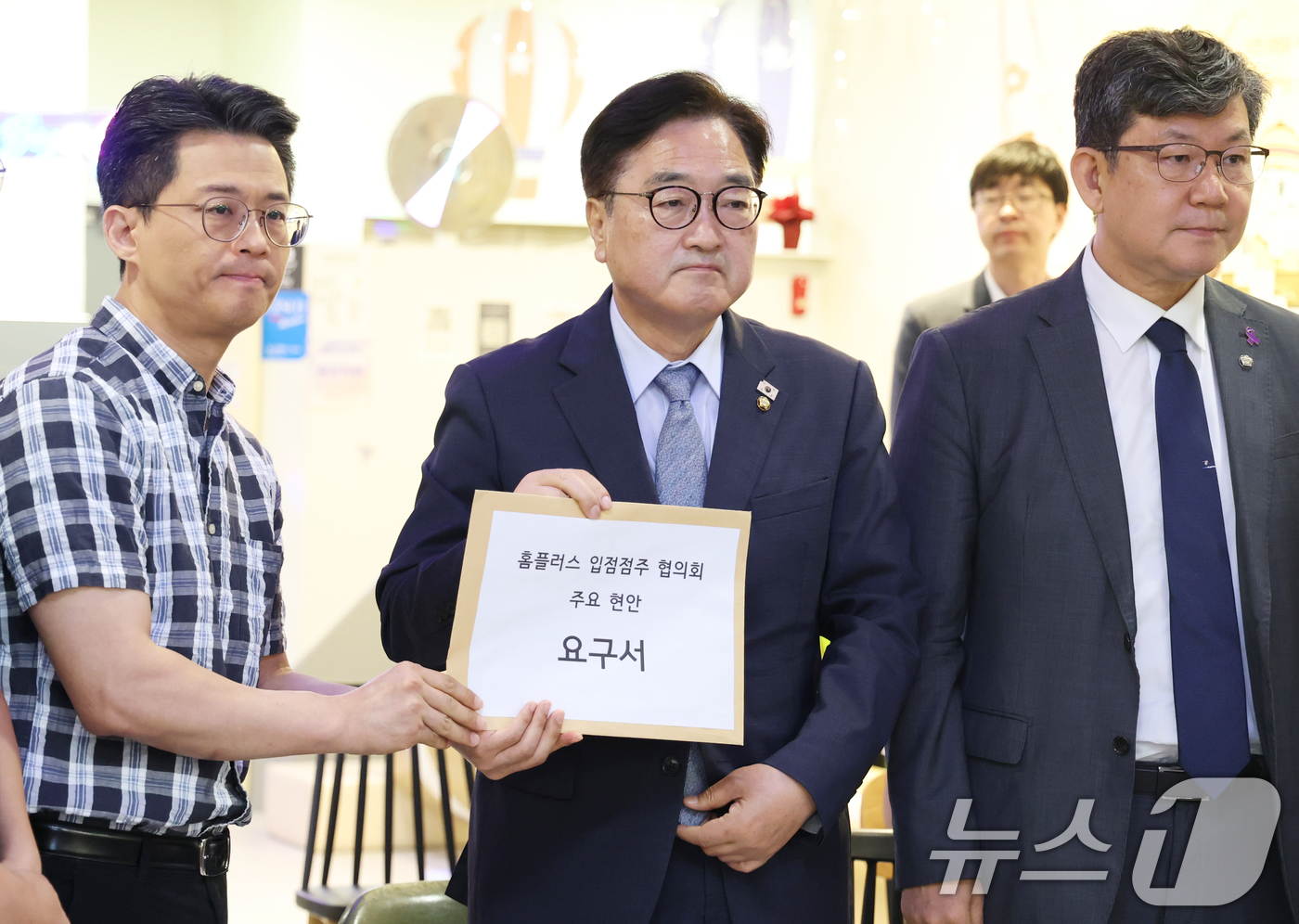 (서울=뉴스1) 권현진 기자 = 우원식 국회의장(왼쪽 세번째)이 18일 서울 노원구 홈플러스 중계점에서 열린 입점점주협의회에 참석해 현안 요구서를 전달 받은 뒤 포즈를 취하고 있다 …