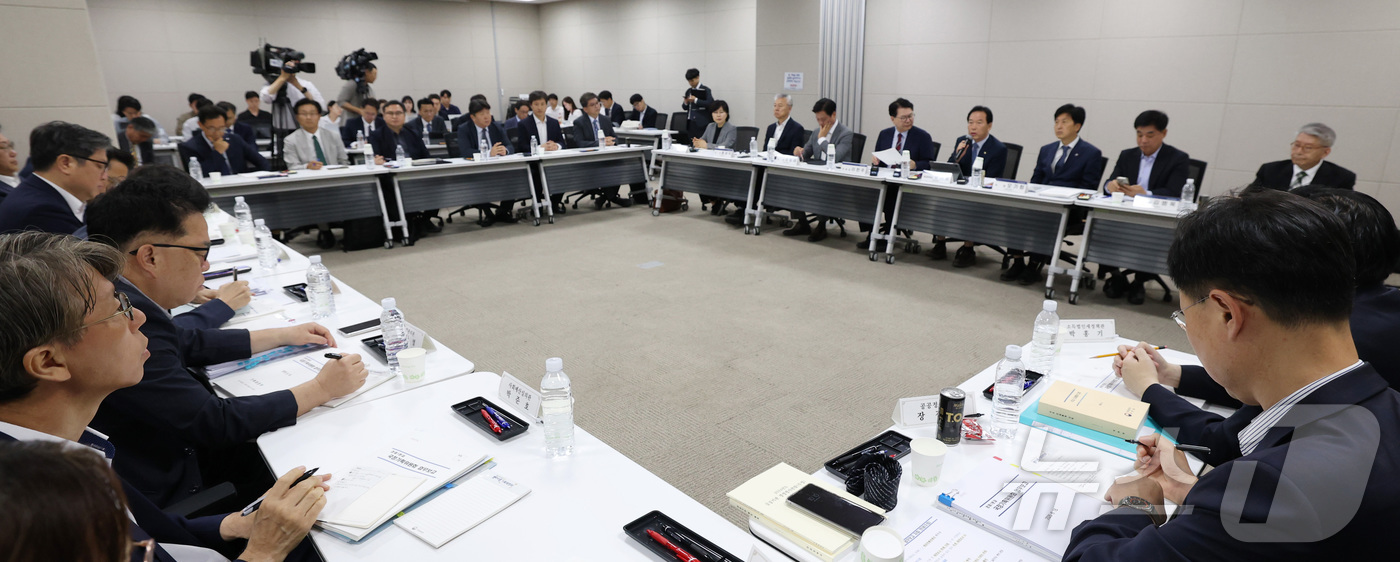 (세종=뉴스1) 김기남 기자 = 정태호 국정기획위원회 분과위원장이 18일 오전 세종시 정부세종컨벤션센터에서 열린 기획재정부 업무보고에 참석하여 모두발언을 하고 있다. 2025.6. …