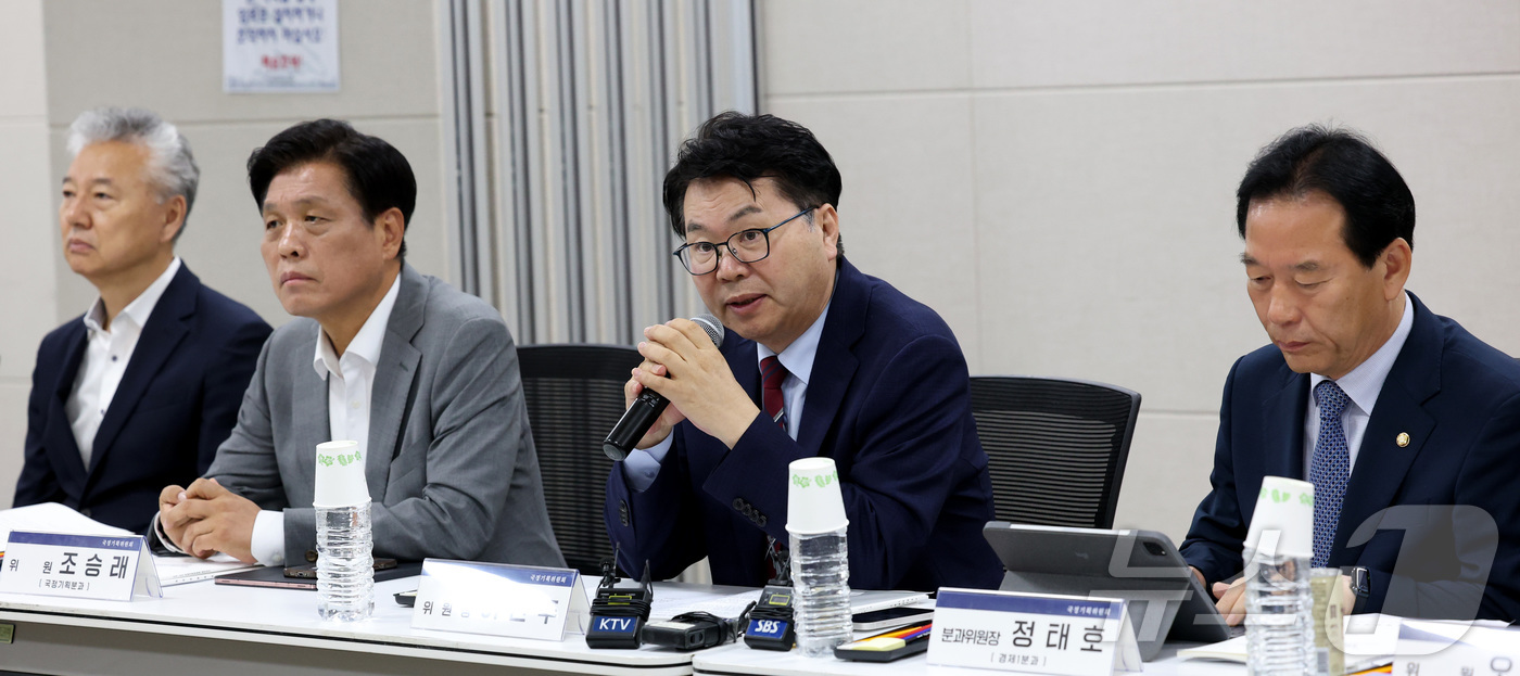 (세종=뉴스1) 김기남 기자 = 이한주 국정기획위원회 위원장이 18일 오전 세종시 정부세종컨벤션센터에서 열린 기획재정부 업무보고에 앞서 모두 발언을 하고 있다. 2025.6.18/ …