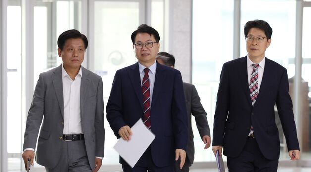 정부세종청사 업무보고 입장하는 이한주 국정기획위원회 위원장