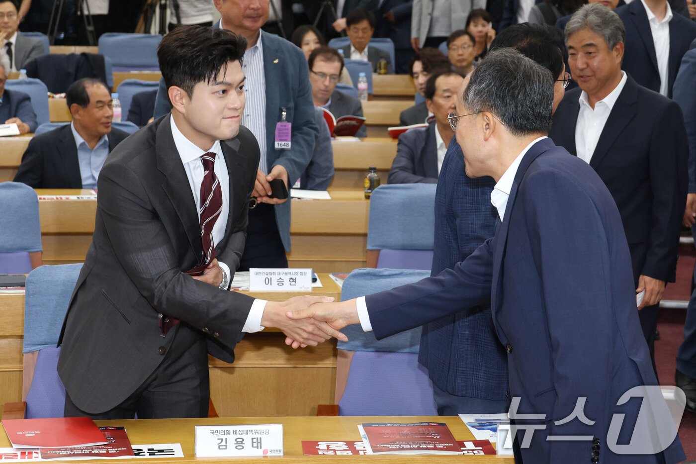 본문 이미지 - 김용태 국민의힘 비상대책위원장과 추경호 의원이 18일 오전 서울 여의도 국회 의원회관에서 열린 군 공항 이전사업 국정과제 채택을 위한 정책세미나에서 악수하고 있다. 2025.6.18/뉴스1 ⓒ News1 이광호 기자
