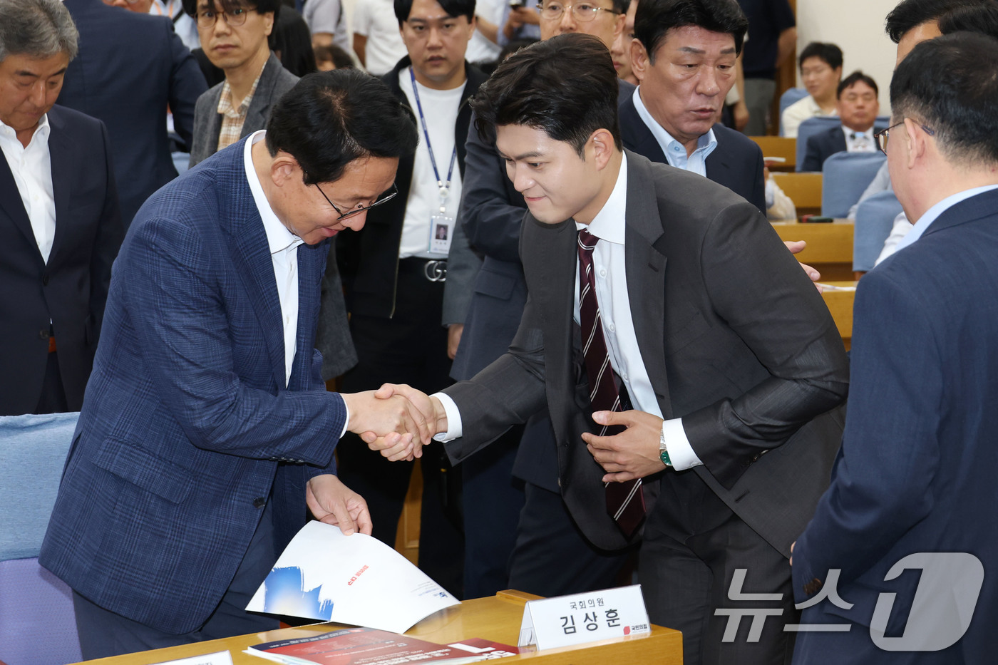 (서울=뉴스1) 이광호 기자 = 김용태 국민의힘 비상대책위원장과 김상훈 의원이 18일 오전 서울 여의도 국회 의원회관에서 열린 군 공항 이전사업 국정과제 채택을 위한 정책세미나에서 …