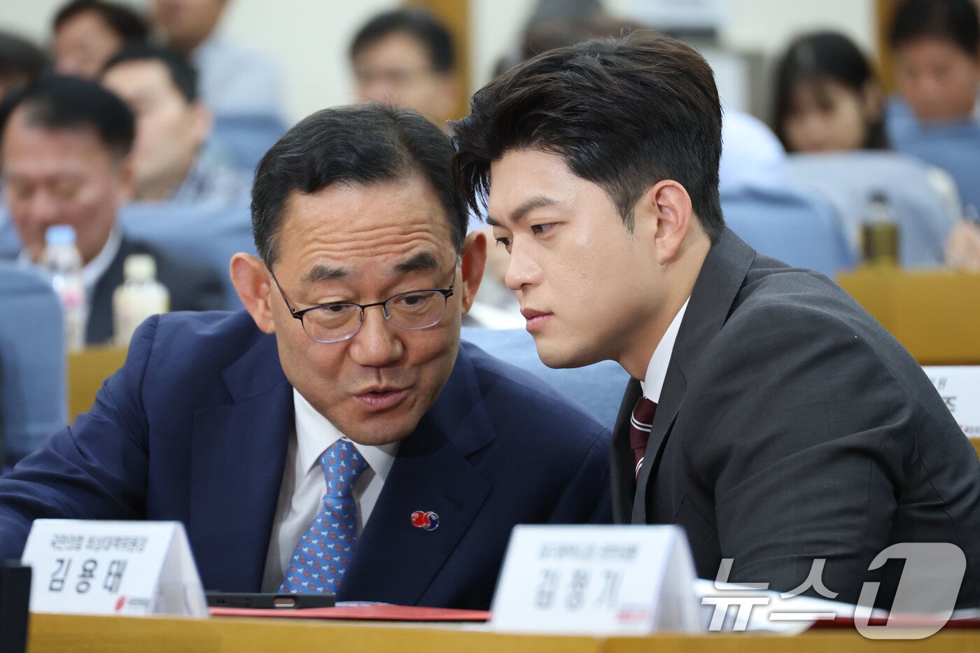 본문 이미지 - 김용태 국민의힘 비상대책위원장과 주호영 국회부의장이 18일 오전 서울 여의도 국회 의원회관에서 열린 군 공항 이전사업 국정과제 채택을 위한 정책세미나에서 대화하고 있다. 2025.6.18/뉴스1 ⓒ News1 이광호 기자