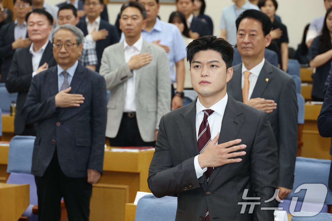 본문 이미지 - 김용태 국민의힘 비상대책위원장이 18일 오전 서울 여의도 국회 의원회관에서 열린 군 공항 이전사업 국정과제 채택을 위한 정책세미나에서 국민의례를 하고 있다. 2025.6.18/뉴스1 ⓒ News1 이광호 기자