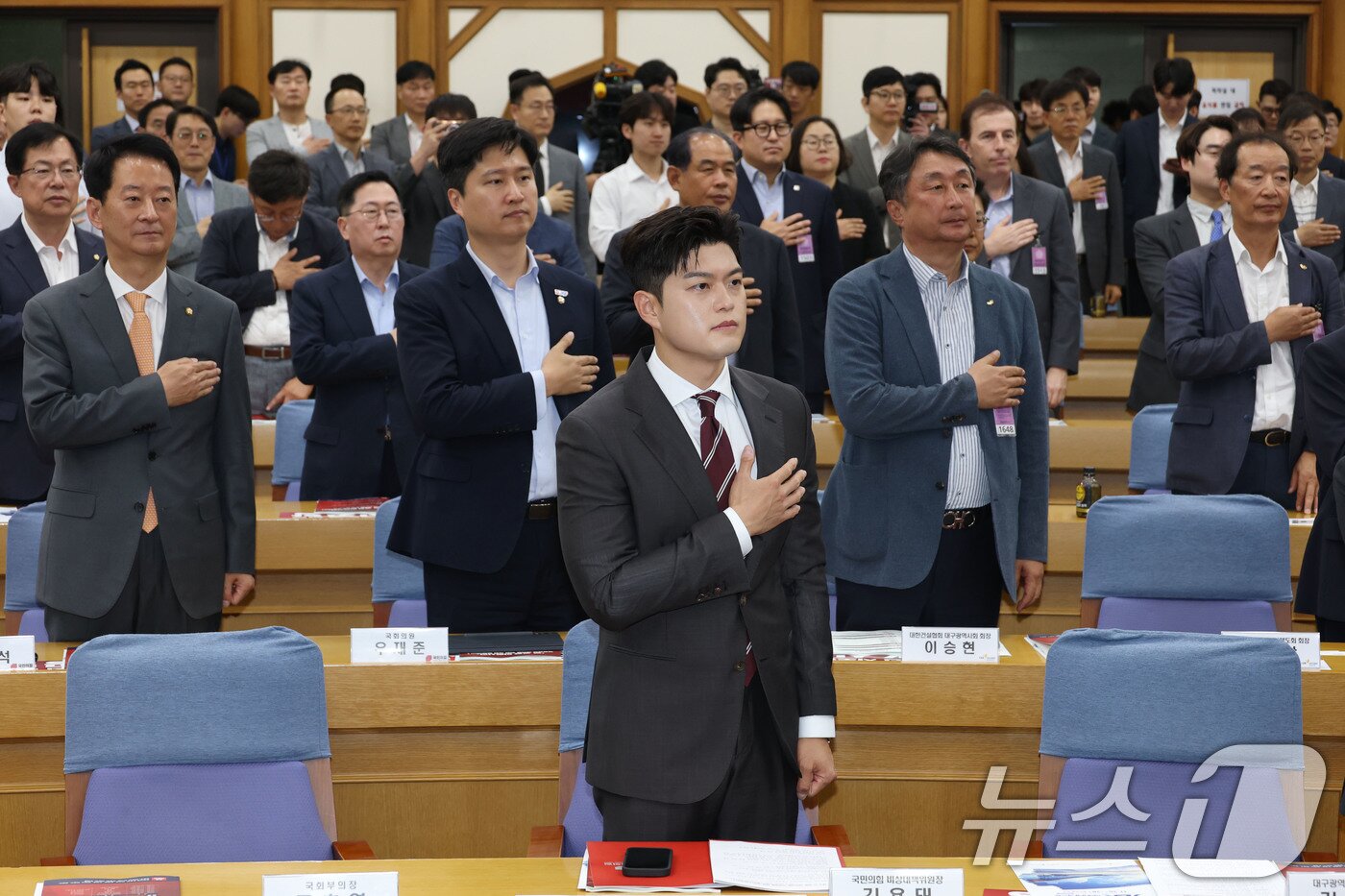 본문 이미지 - 김용태 국민의힘 비상대책위원장이 18일 오전 서울 여의도 국회 의원회관에서 열린 군 공항 이전사업 국정과제 채택을 위한 정책세미나에서 국민의례를 하고 있다. 2025.6.18/뉴스1 ⓒ News1 이광호 기자