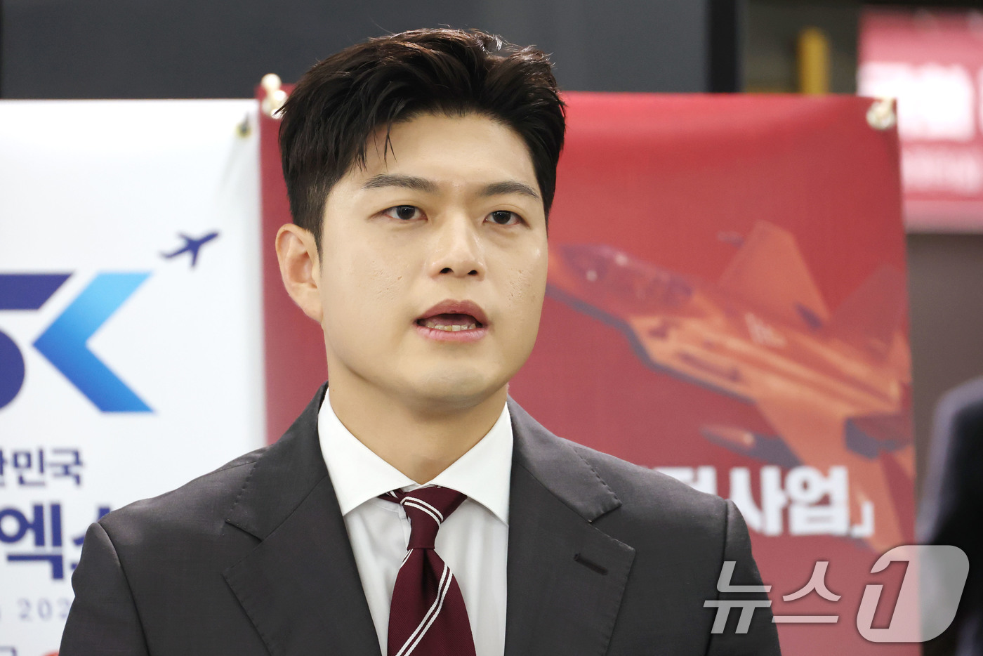 (서울=뉴스1) 이광호 기자 = 김용태 국민의힘 비상대책위원장이 18일 오전 서울 여의도 국회 의원회관에서 열린 군 공항 이전사업 국정과제 채택을 위한 정책세미나 참석을 마친뒤 취 …