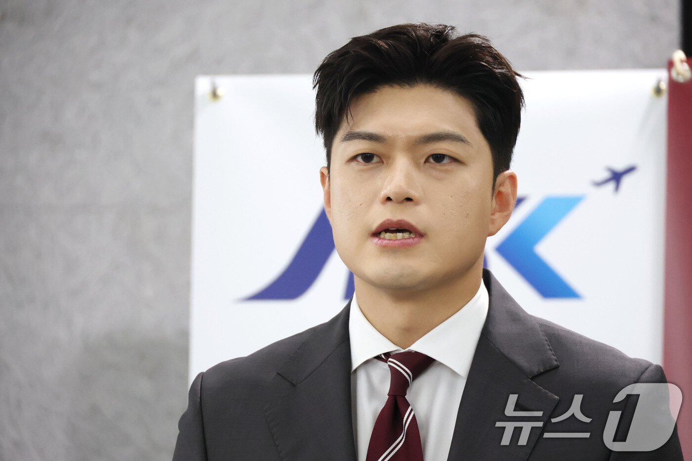 본문 이미지 - 김용태 국민의힘 비상대책위원장이 18일 오전 서울 여의도 국회 의원회관에서 열린 군 공항 이전사업 국정과제 채택을 위한 정책세미나 참석을 마친뒤 취재진 질문에 답하고 있다. 2025.6.18/뉴스1 ⓒ News1 이광호 기자