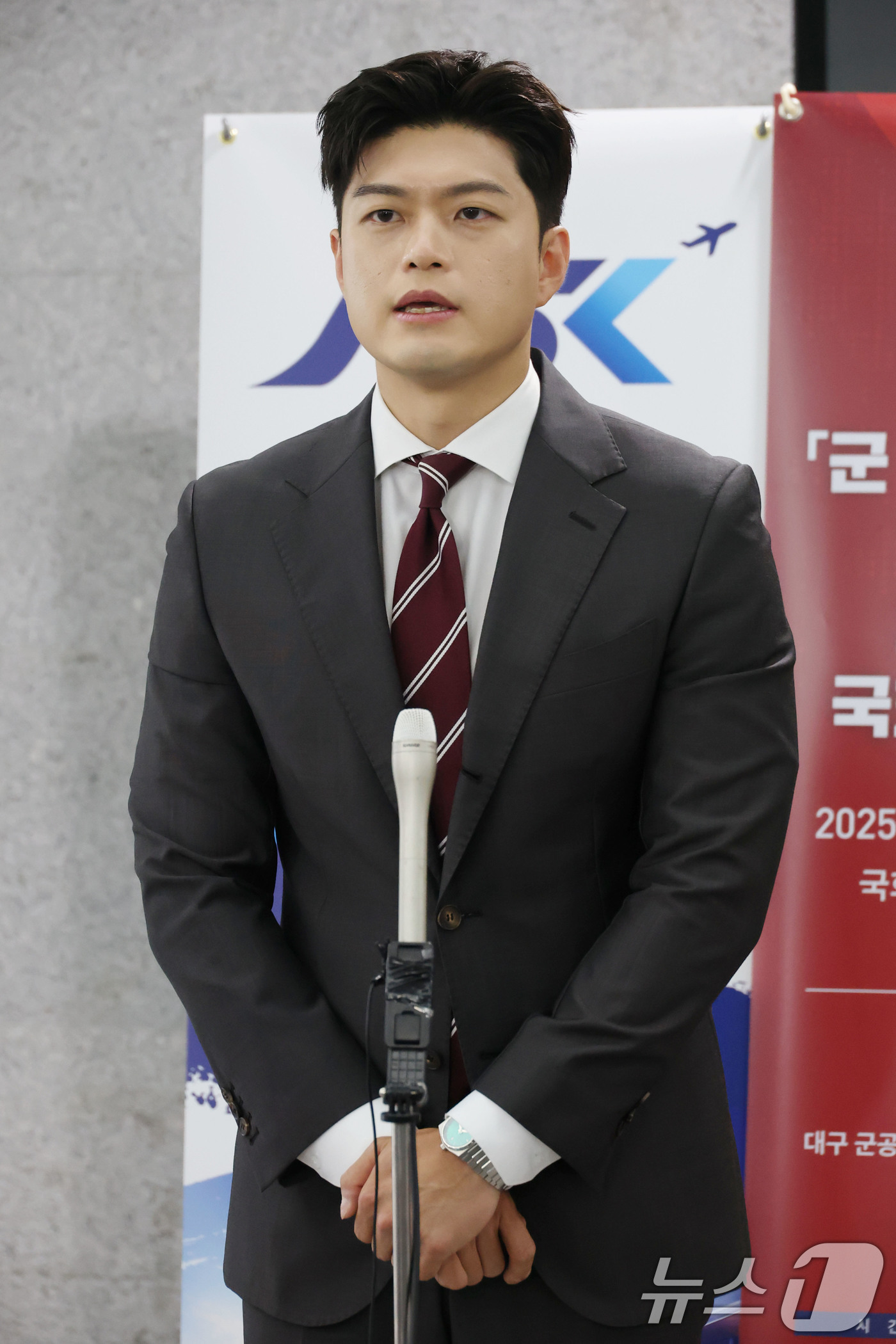 (서울=뉴스1) 이광호 기자 = 김용태 국민의힘 비상대책위원장이 18일 오전 서울 여의도 국회 의원회관에서 열린 군 공항 이전사업 국정과제 채택을 위한 정책세미나 참석을 마친뒤 취 …