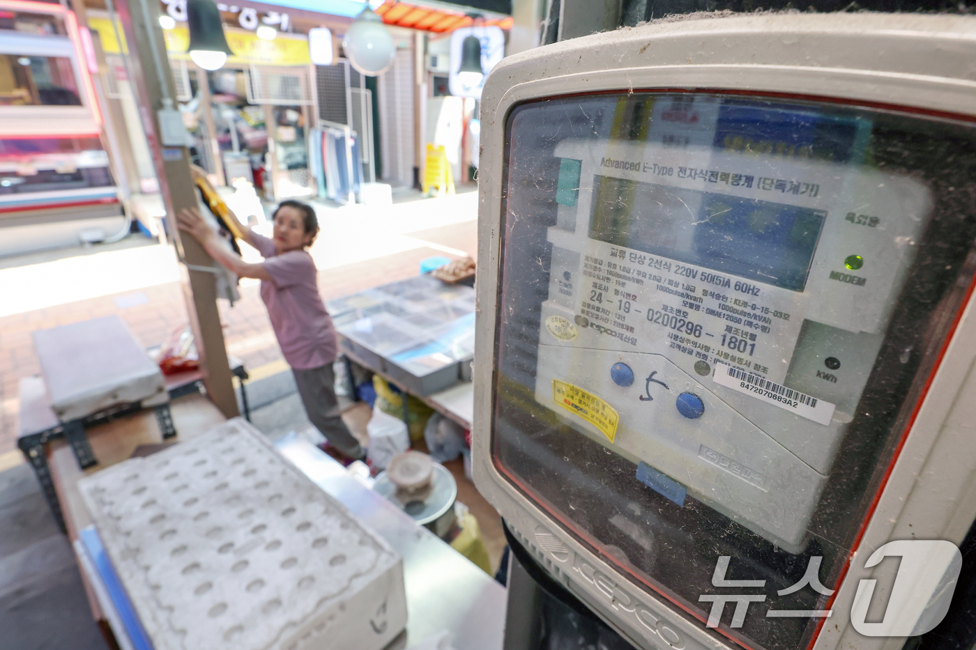 (서울=뉴스1) 민경석 기자 = 중동 전쟁 확전 우려로 국제유가가 치솟고 국내 물가 상승 압력도 커지면서 민생 부담 완화 차원의 3분기(7~9월) 전기요금 동결이 유력한 것으로 알 …