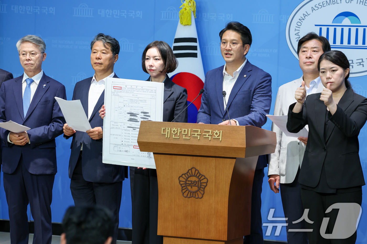 (서울=뉴스1) 안은나 기자 = 전용기 더불어민주당 의원이 18일 서울 여의도 국회 소통관에서 열린 '대장동 사건 관련 정치검찰 규탄 및 처벌 촉구 기자회견'에서 발언하고 있다. …