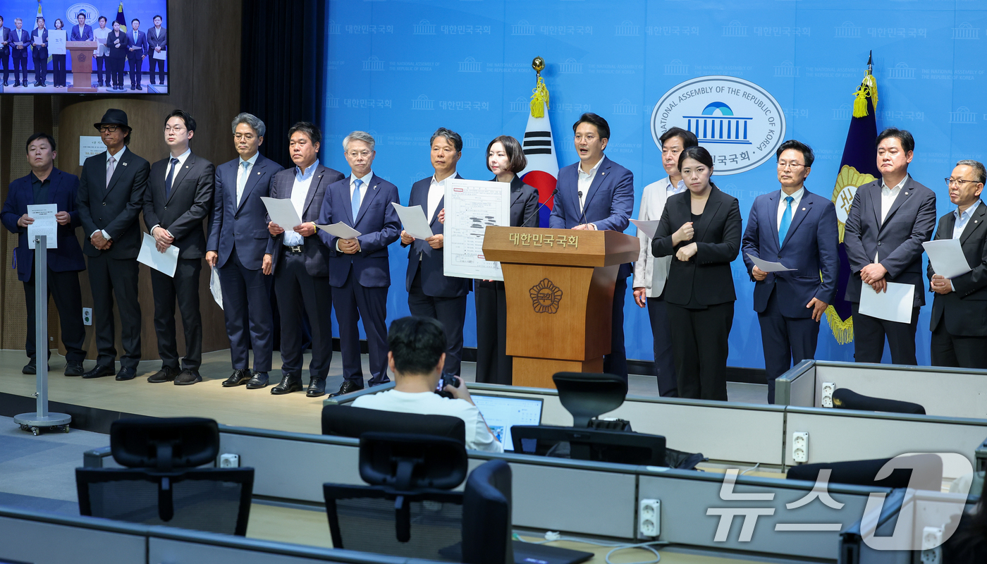 (서울=뉴스1) 안은나 기자 = 전용기 더불어민주당 의원이 18일 서울 여의도 국회 소통관에서 열린 '대장동 사건 관련 정치검찰 규탄 및 처벌 촉구 기자회견'에서 발언하고 있다. …