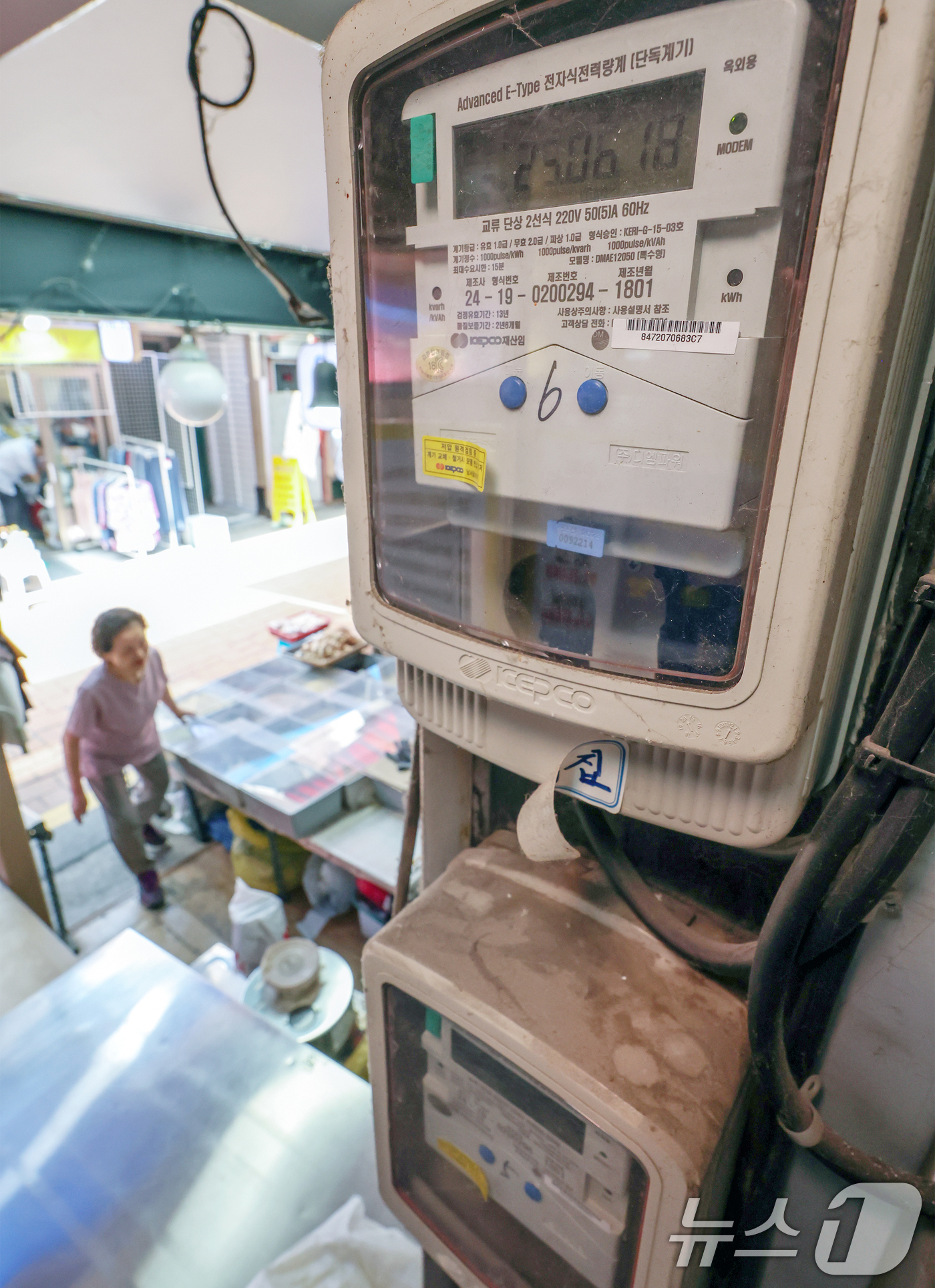 (서울=뉴스1) 민경석 기자 = 중동 전쟁 확전 우려로 국제유가가 치솟고 국내 물가 상승 압력도 커지면서 민생 부담 완화 차원의 3분기(7~9월) 전기요금 동결이 유력한 것으로 알 …