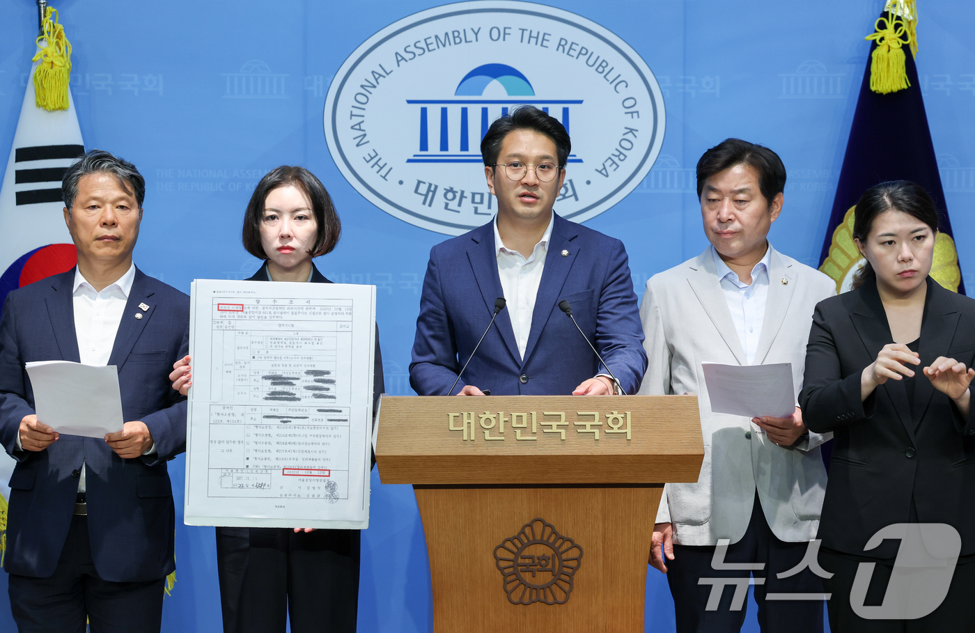 (서울=뉴스1) 안은나 기자 = 전용기 더불어민주당 의원이 18일 서울 여의도 국회 소통관에서 열린 '대장동 사건 관련 정치검찰 규탄 및 처벌 촉구 기자회견'에서 발언하고 있다. …