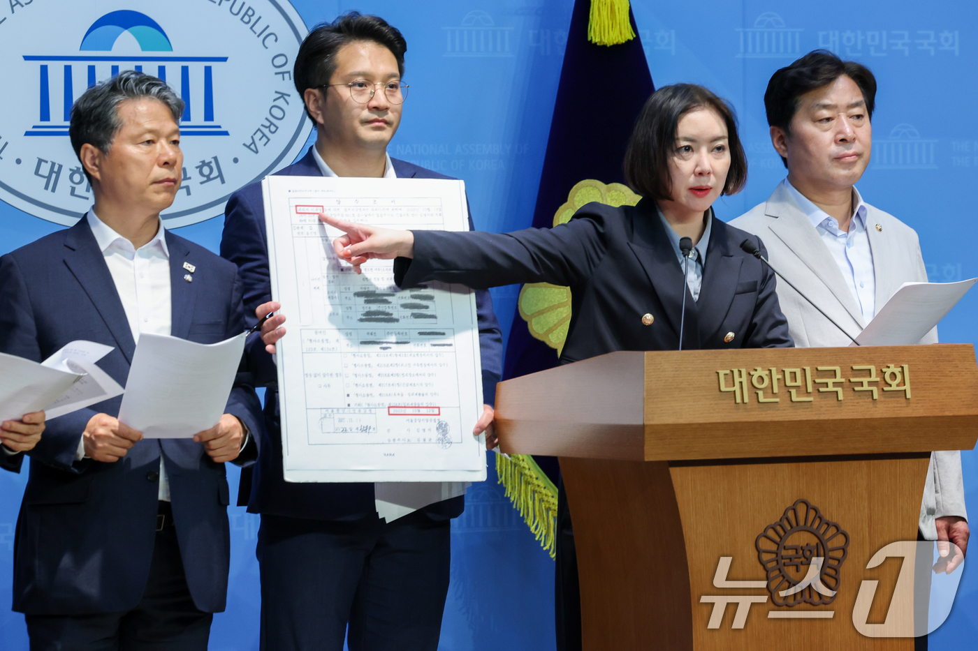 (서울=뉴스1) 안은나 기자 = 임세은 민생경제연구소장이 18일 서울 여의도 국회 소통관에서 열린 '대장동 사건 관련 정치검찰 규탄 및 처벌 촉구 기자회견'에서 검찰의 김용 전 민 …