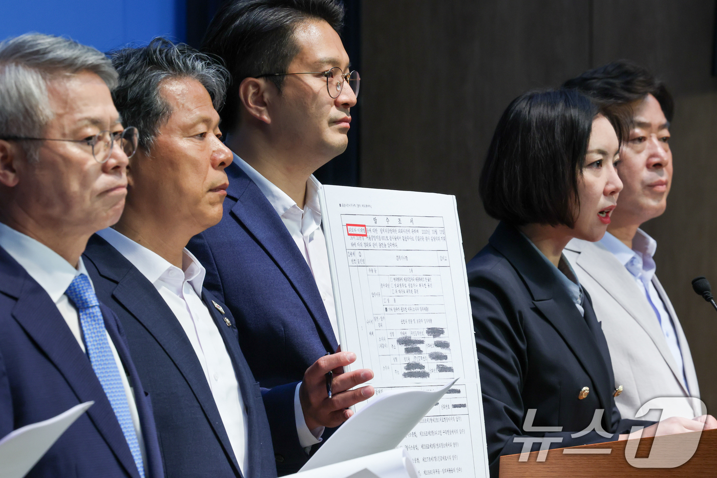 (서울=뉴스1) 안은나 기자 = 임세은 민생경제연구소장이 18일 서울 여의도 국회 소통관에서 열린 '대장동 사건 관련 정치검찰 규탄 및 처벌 촉구 기자회견'에서 검찰의 김용 전 민 …