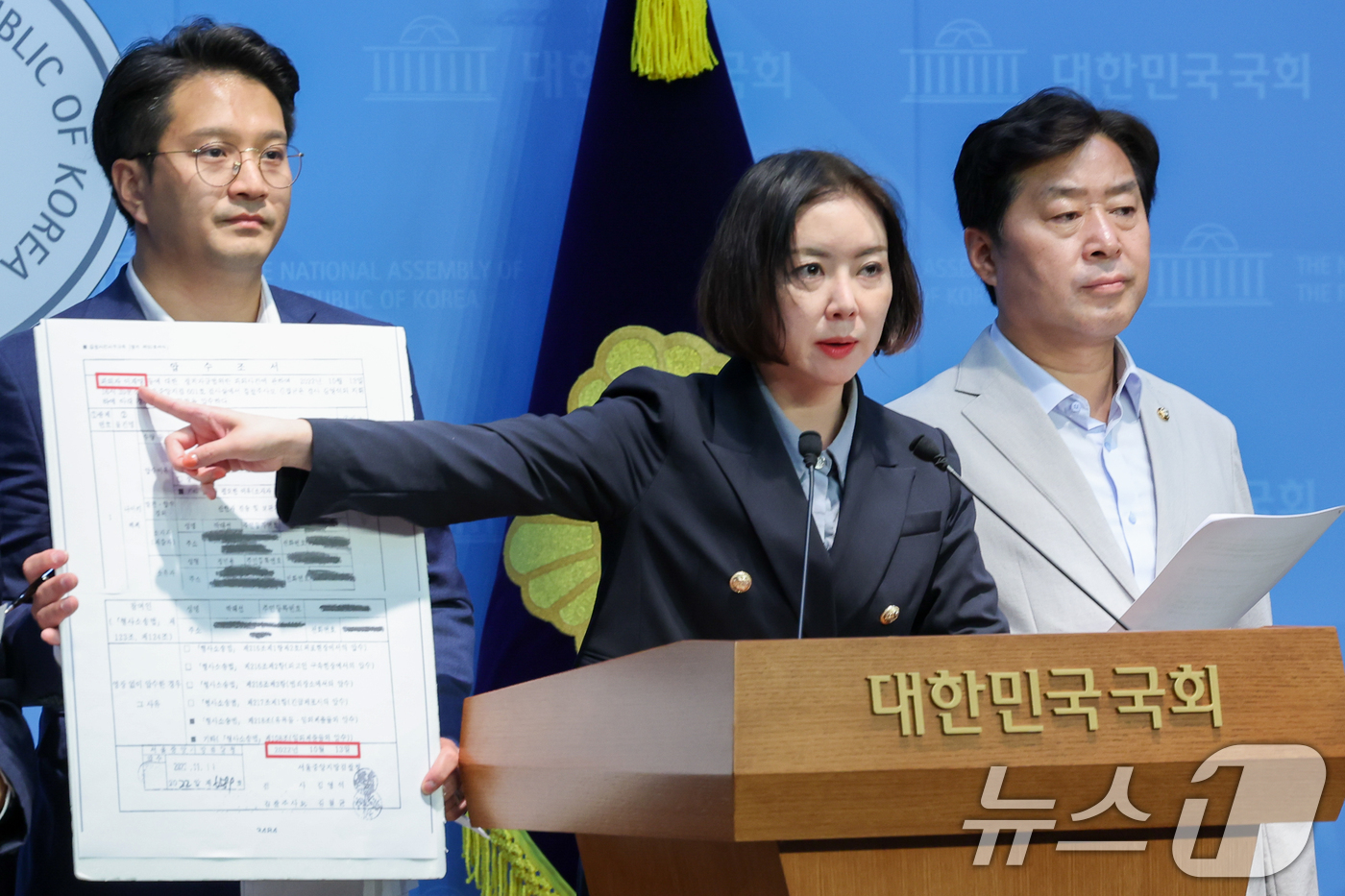 (서울=뉴스1) 안은나 기자 = 임세은 민생경제연구소장이 18일 서울 여의도 국회 소통관에서 열린 '대장동 사건 관련 정치검찰 규탄 및 처벌 촉구 기자회견'에서 검찰의 김용 전 민 …