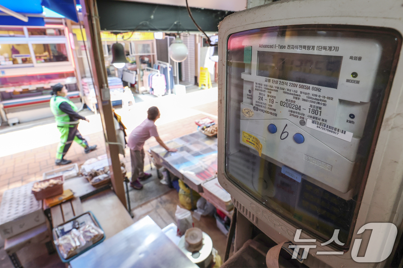 (서울=뉴스1) 민경석 기자 = 중동 전쟁 확전 우려로 국제유가가 치솟고 국내 물가 상승 압력도 커지면서 민생 부담 완화 차원의 3분기(7~9월) 전기요금 동결이 유력한 것으로 알 …